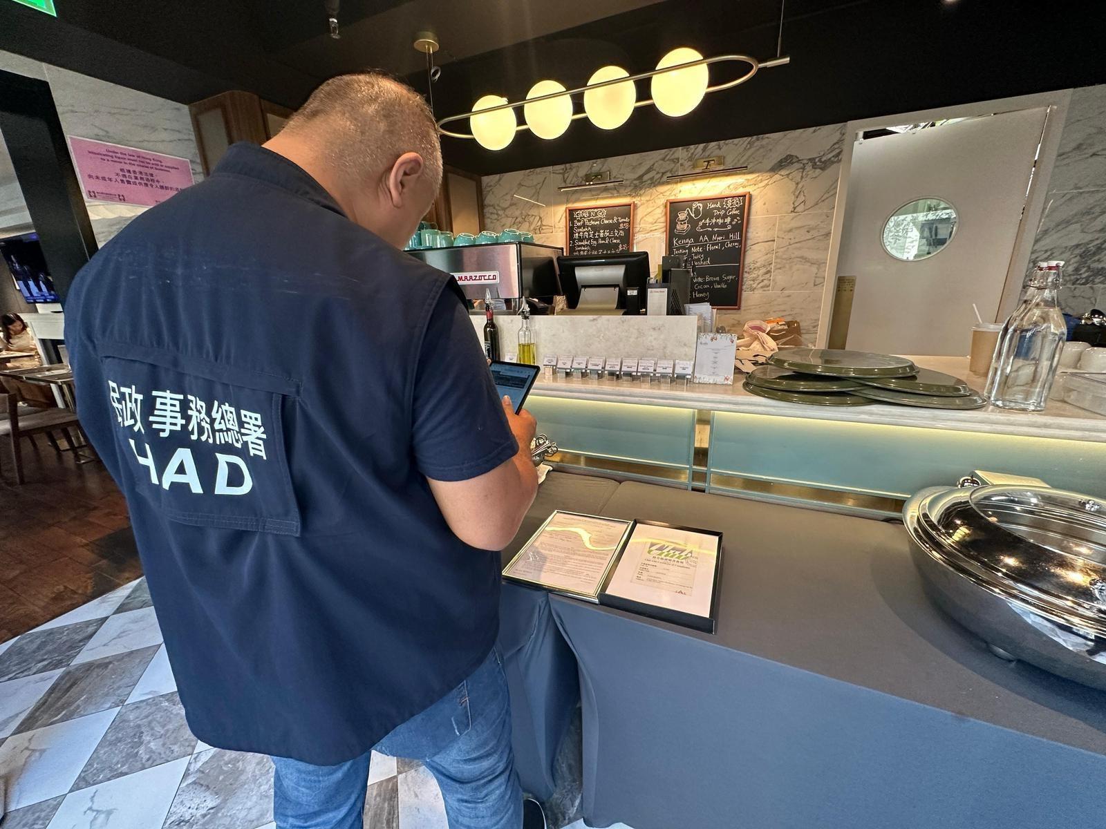 The Office of the Licensing Authority (OLA) of the Home Affairs Department conducted operations at tourist accommodation hotspots in Yau Tsim Mong District, Sham Shui Po District, Wan Chai District and Central and Western District from September 15 to October 8. The OLA inspected premises that were suspected of operating unlicensed guesthouses and licensed club-houses suspected of breaching certain licensing conditions. Photo shows an OLA enforcement officer inspecting a licensed club-house.
