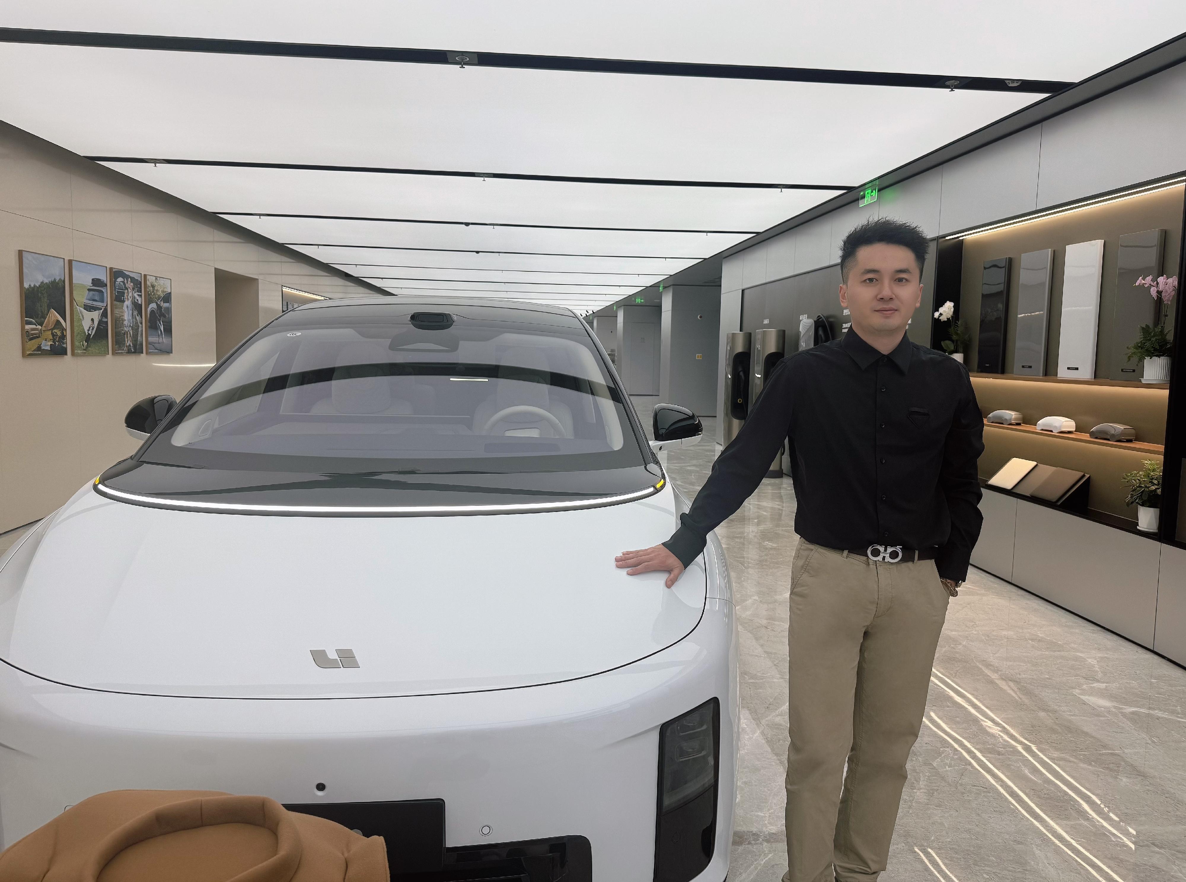 Invest Hong Kong announced today (October 16) that Li Auto, a leading smart electric vehicle company from the Mainland, has set up its overseas headquarters in Hong Kong early this year, leveraging the city as a strategic base to oversee its research and development, intellectual property management, and international supply chain functions globally and overseas business development. The company is now actively planning to further expand its presence in Hong Kong, grow its Hong Kong team, and plan its global development efforts. Photo shows the Financial Compliance Manager of Li Auto, Mr Wang Teenqi.