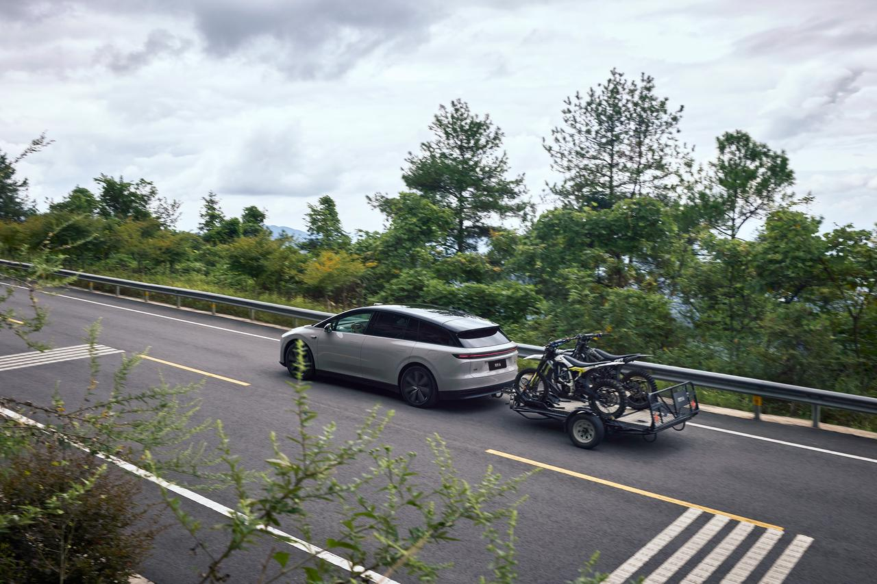 Invest Hong Kong announced today (October 16) that Li Auto, a leading smart electric vehicle company from the Mainland, has set up its overseas headquarters in Hong Kong early this year, leveraging the city as a strategic base to oversee its research and development, intellectual property management, and international supply chain functions globally and overseas business development. The company is now actively planning to further expand its presence in Hong Kong, grow its Hong Kong team, and plan its global development efforts.