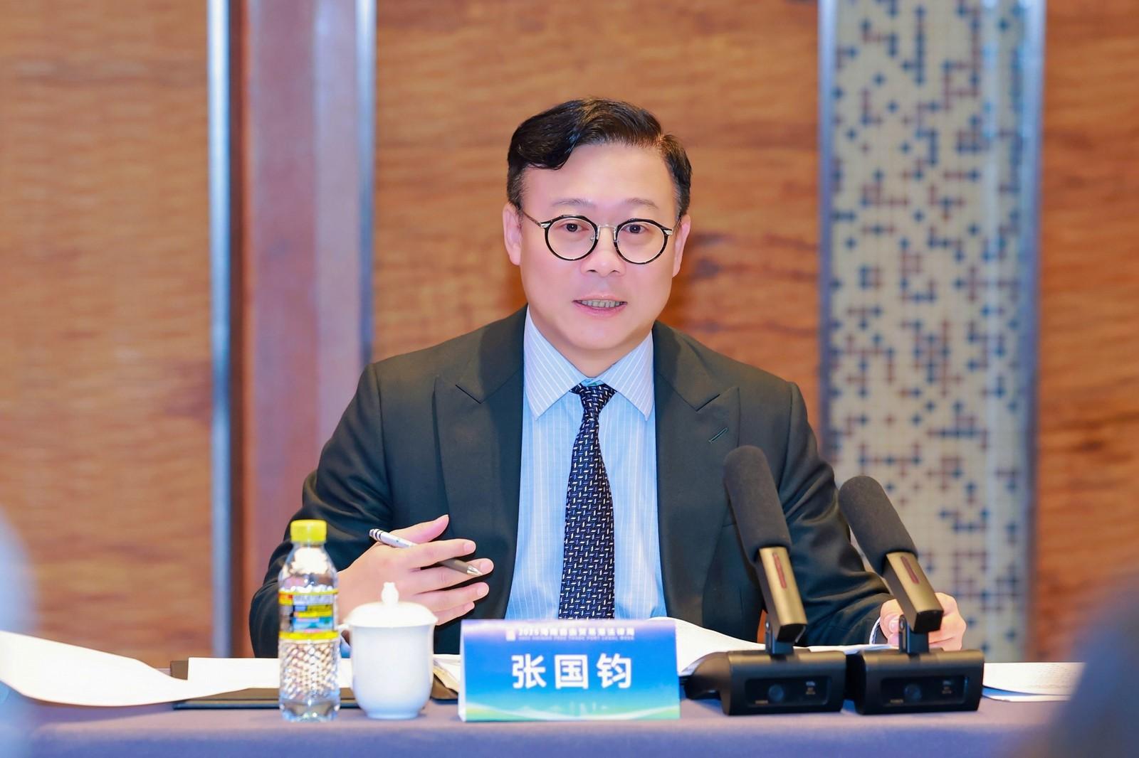 律政司副司長張國鈞博士今日（十月十六日）在海南出席推進瓊港法律服務領域合作座談會。圖示張國鈞博士在座談會上發言。