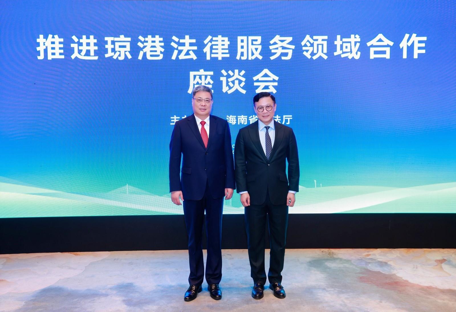 The Deputy Secretary for Justice, Dr Cheung Kwok-kwan, attended a meeting on fostering Hong Kong-Hainan co-operation in legal services today (October 16). Photo shows Dr Cheung (right) and the Director-General of the Department of Justice of Hainan Province, Mr Wang Lei (left), before the meeting.