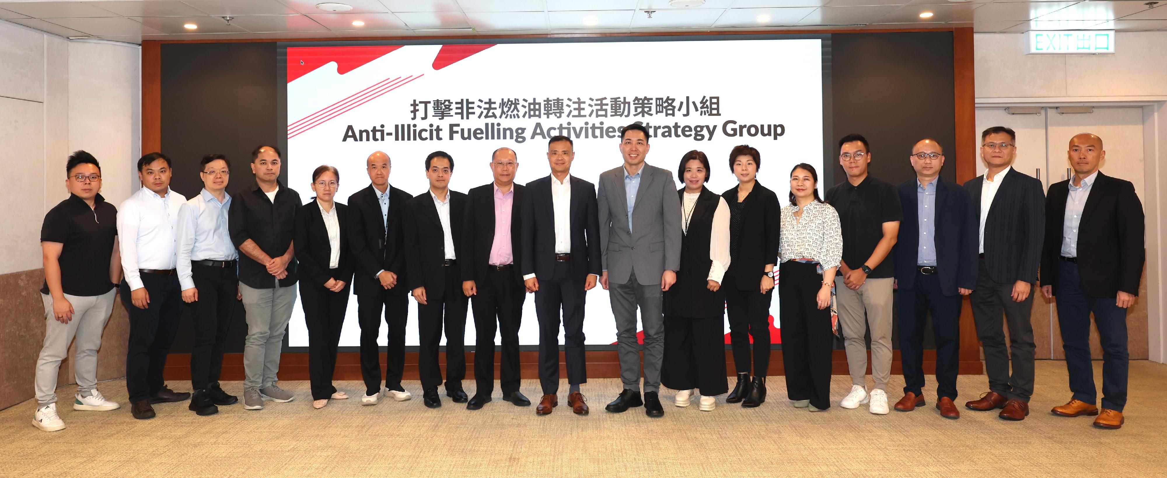 The Fire Services Department (FSD) today (October 16) held the first meeting of the Anti-Illicit Fuelling Activities Strategy Group. Photo shows the Chairman of the Strategy Group and Acting Assistant Director (Licensing and Certification) of the FSD, Mr Ngai Chor-fung (centre), with other participants after the meeting.