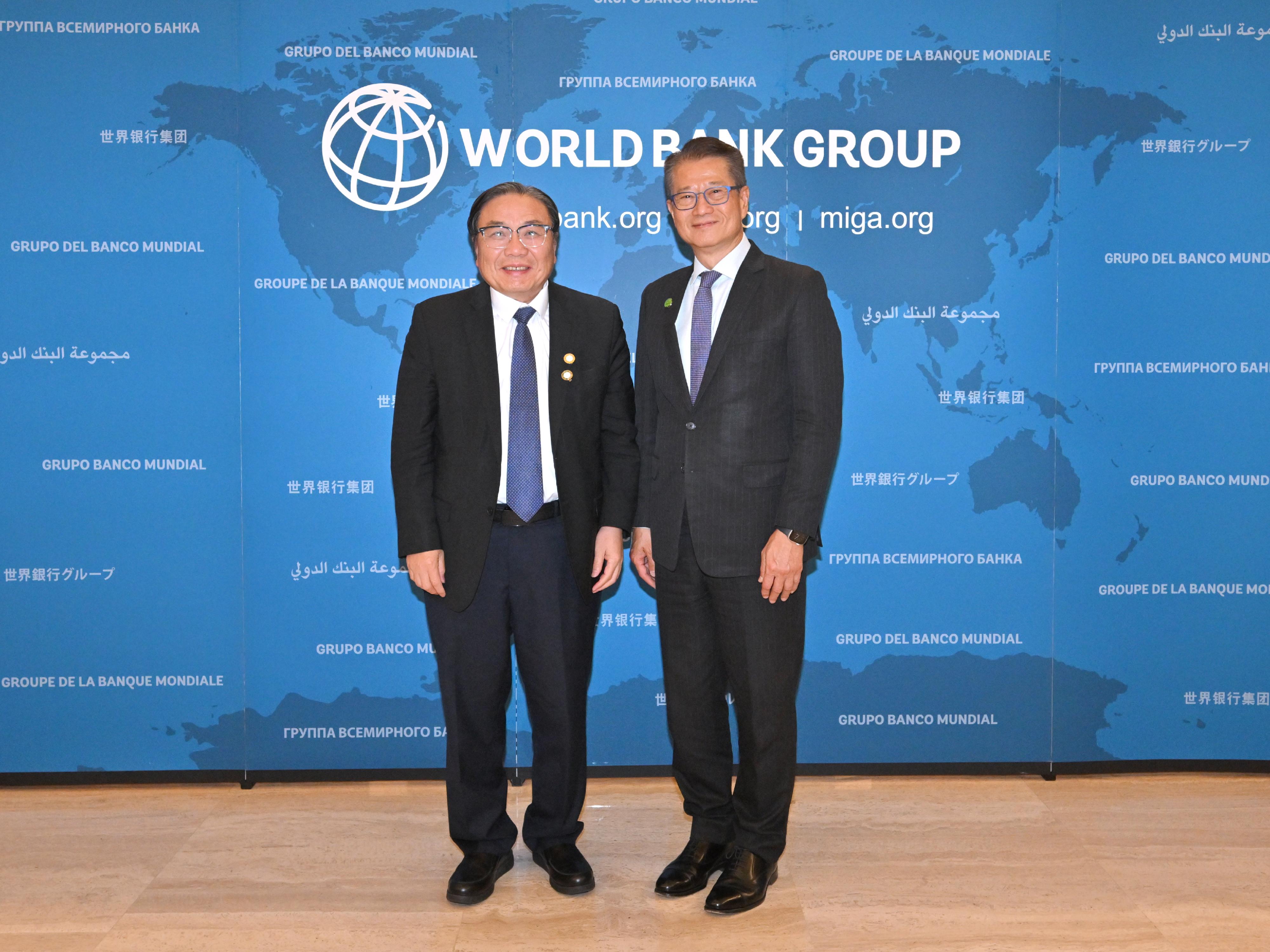 The Financial Secretary, Mr Paul Chan, arrived in Washington DC on October 16 (Washington time) after concluding his visit to New York. Photo shows Mr Chan (right) meeting with Managing Director and Chief Administrative Officer of the World Bank Group, Mr Zhang Wencai (left).