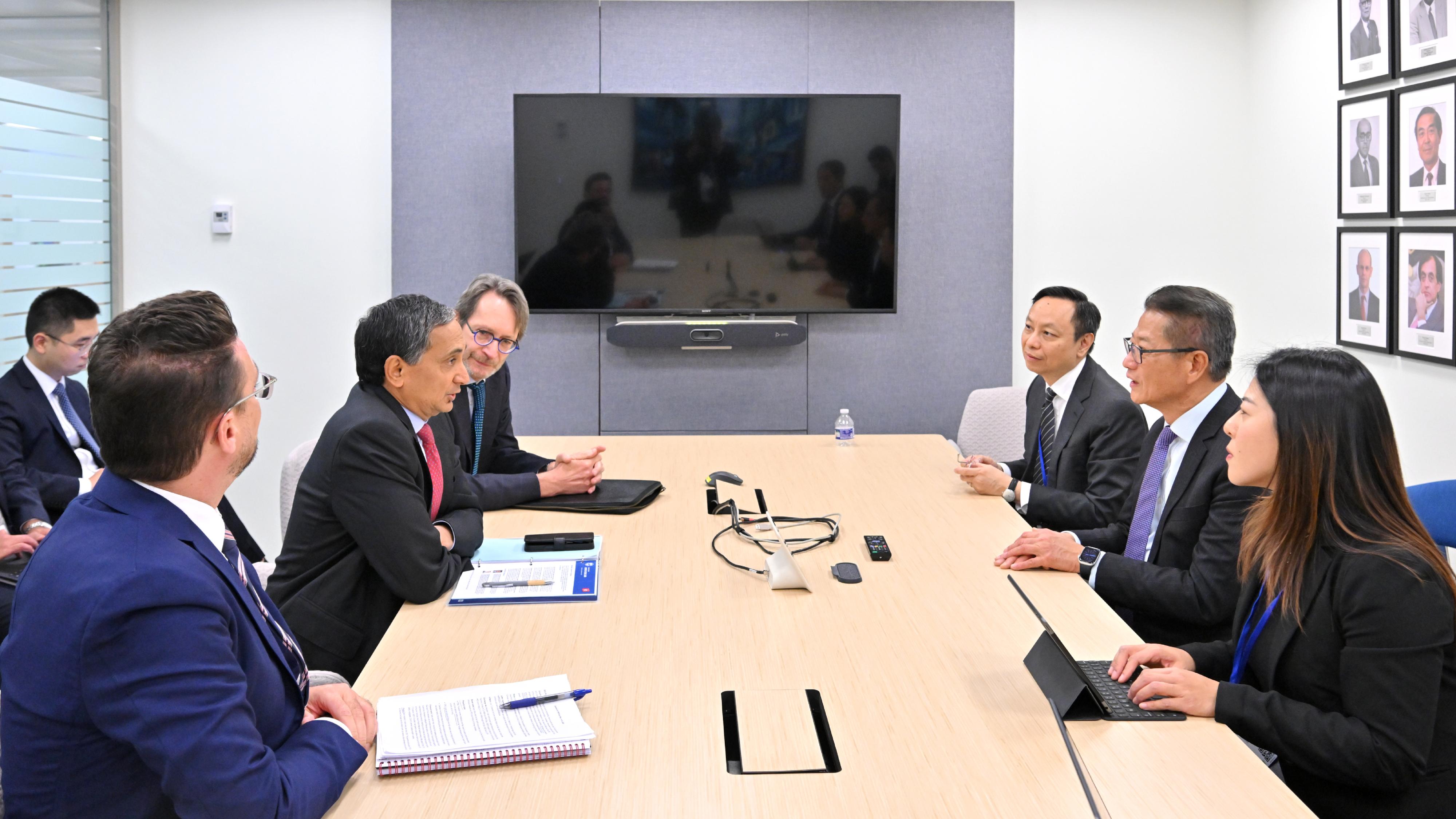 The Financial Secretary, Mr Paul Chan, arrived in Washington DC on October 16 (Washington time) after concluding his visit to New York. Photo shows Mr Chan (second right) meeting with the Director of the Asia and Pacific Department of the International Monetary Fund (IMF), Mr Krishna Srinivasan (second left), and members of the IMF team responsible for conducting the Article IV consultation on Hong Kong.
