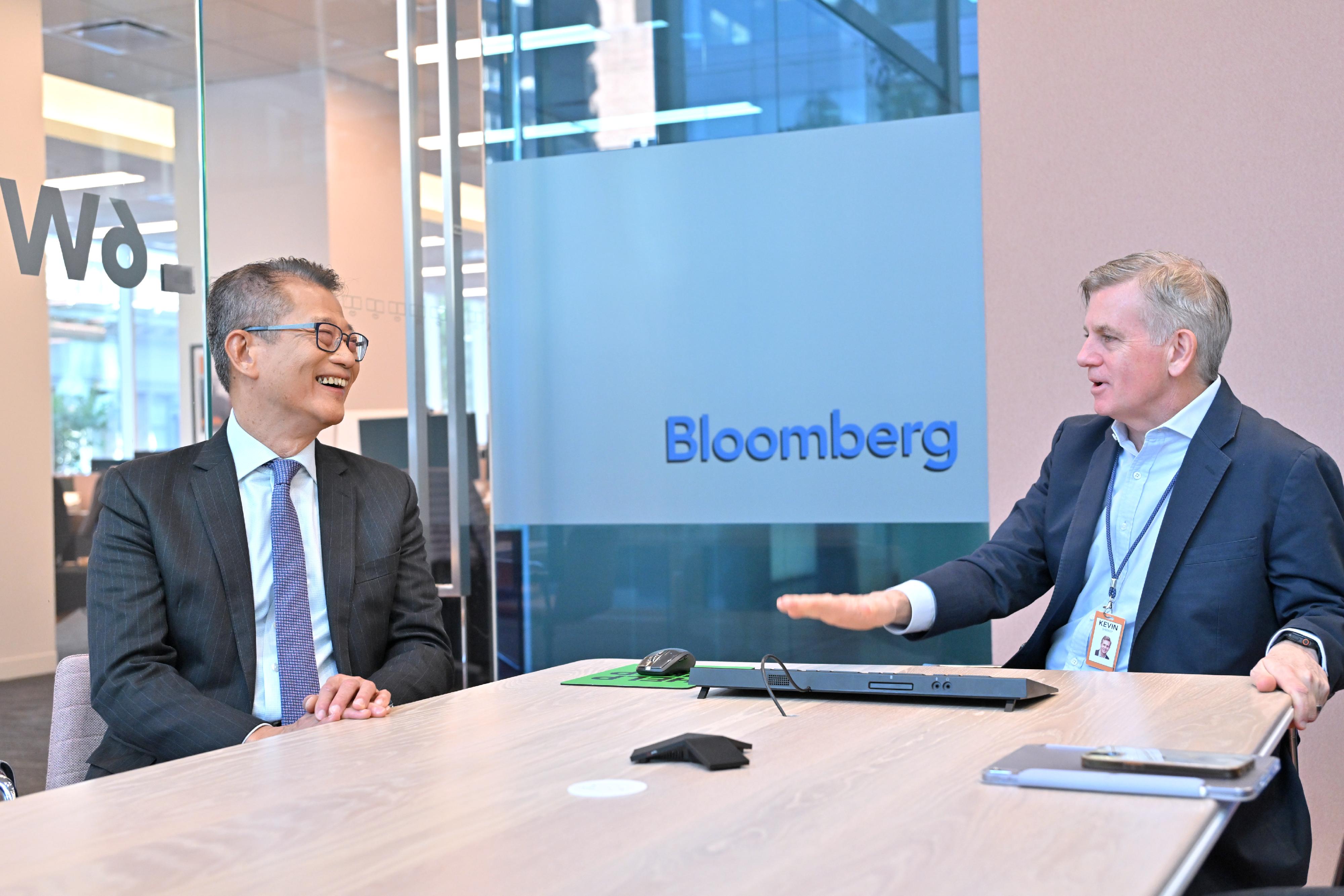 The Financial Secretary, Mr Paul Chan, arrived in Washington DC on October 16 (Washington time) after concluding his visit to New York. Photo shows Mr Chan (left) meeting with the Global Head of External Relations at Bloomberg L.P., Mr Kevin Sheekey (right), prior to his departure from New York.