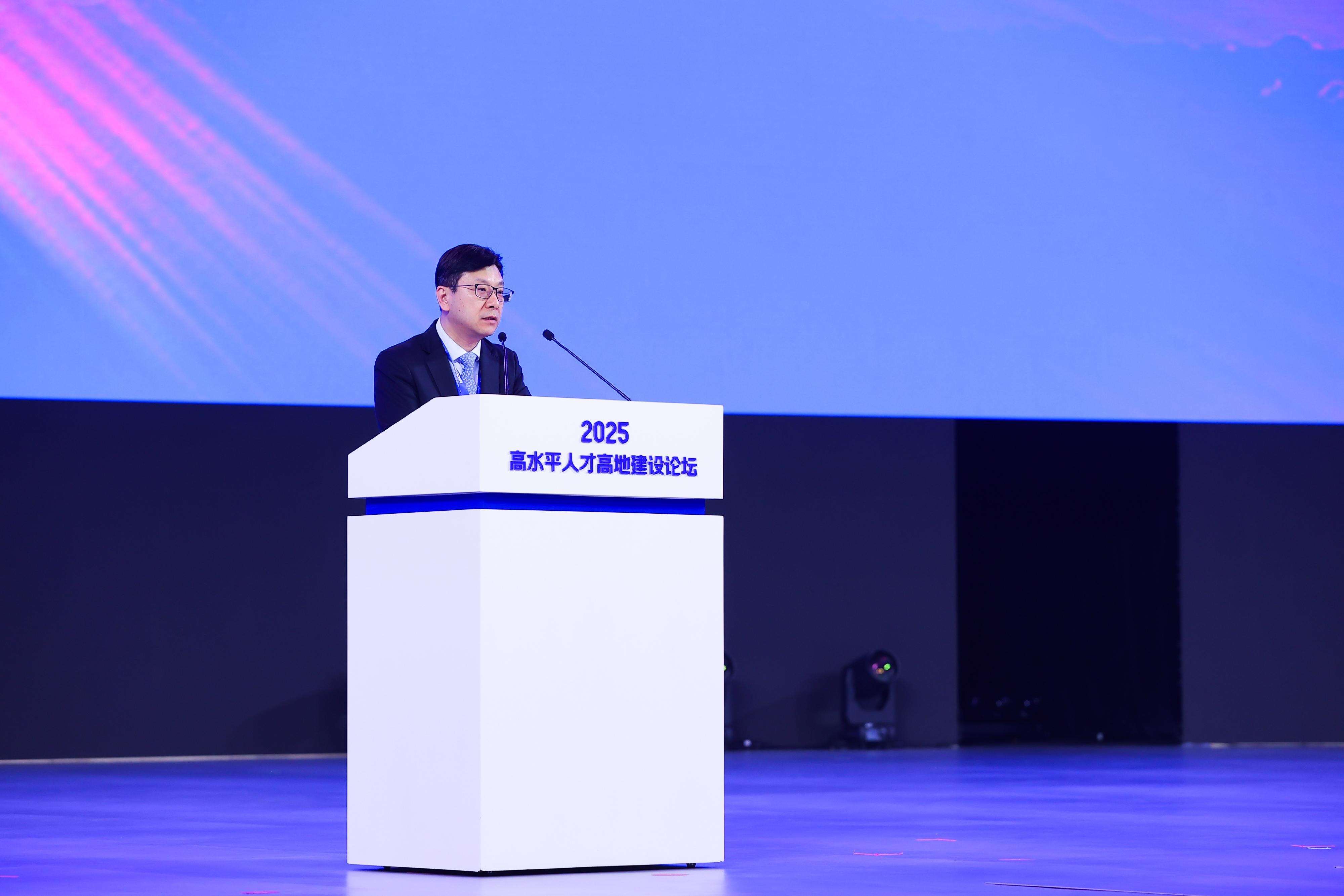 The Secretary for Labour and Welfare, Mr Chris Sun, concluded his two-day visit to Beijing today (October 17). The Director of Hong Kong Talent Engage, Mr Felix Chan, also joined the visit. Photo shows Mr Sun delivering a speech at the high-calibre talent hub development forum of the HICOOL 2025 Global Entrepreneurs Summit this morning.