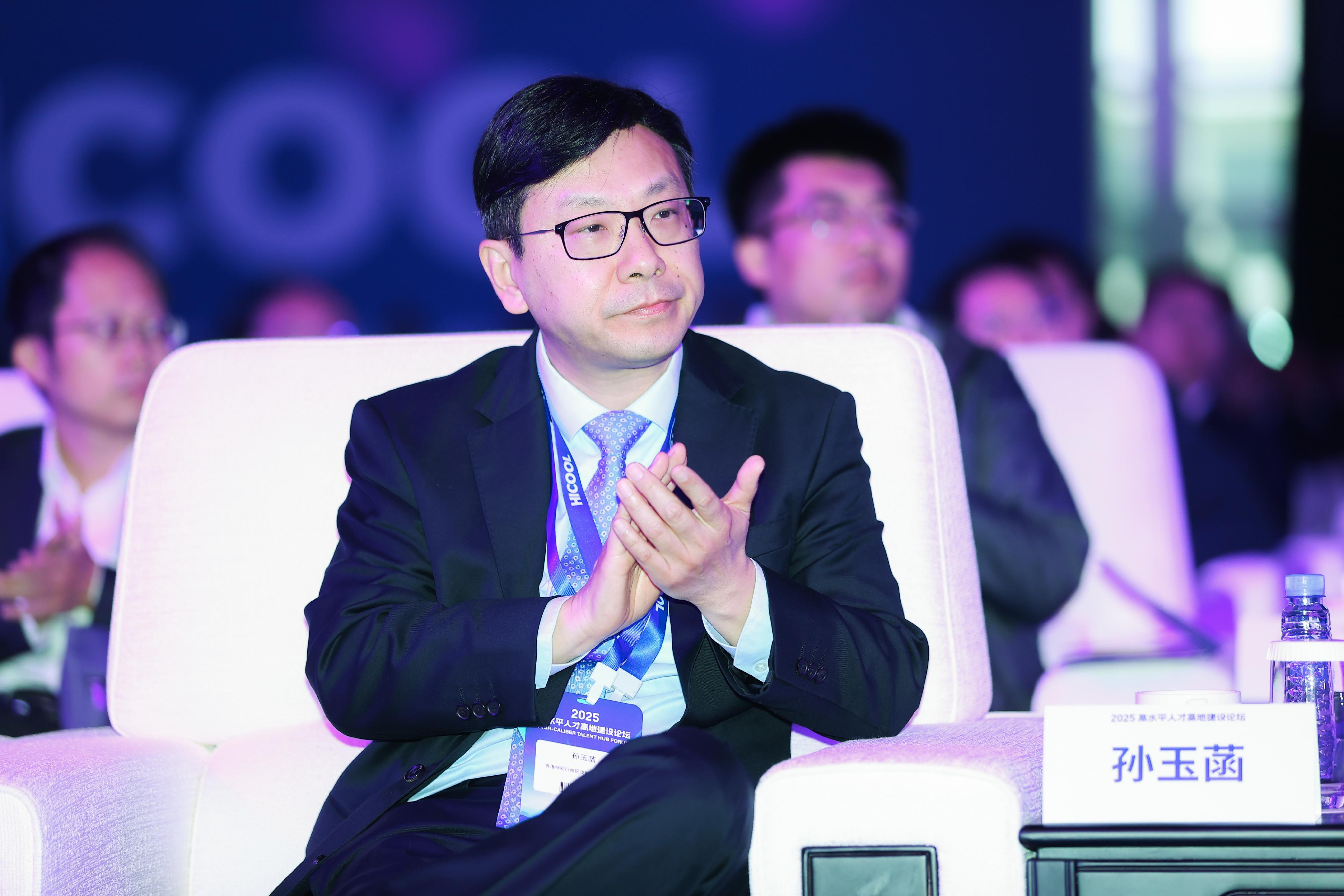 The Secretary for Labour and Welfare, Mr Chris Sun, concluded his two-day visit to Beijing today (October 17). The Director of Hong Kong Talent Engage, Mr Felix Chan, also joined the visit. Photo shows Mr Sun attending the high-calibre talent hub development forum of the HICOOL 2025 Global Entrepreneurs Summit this morning.