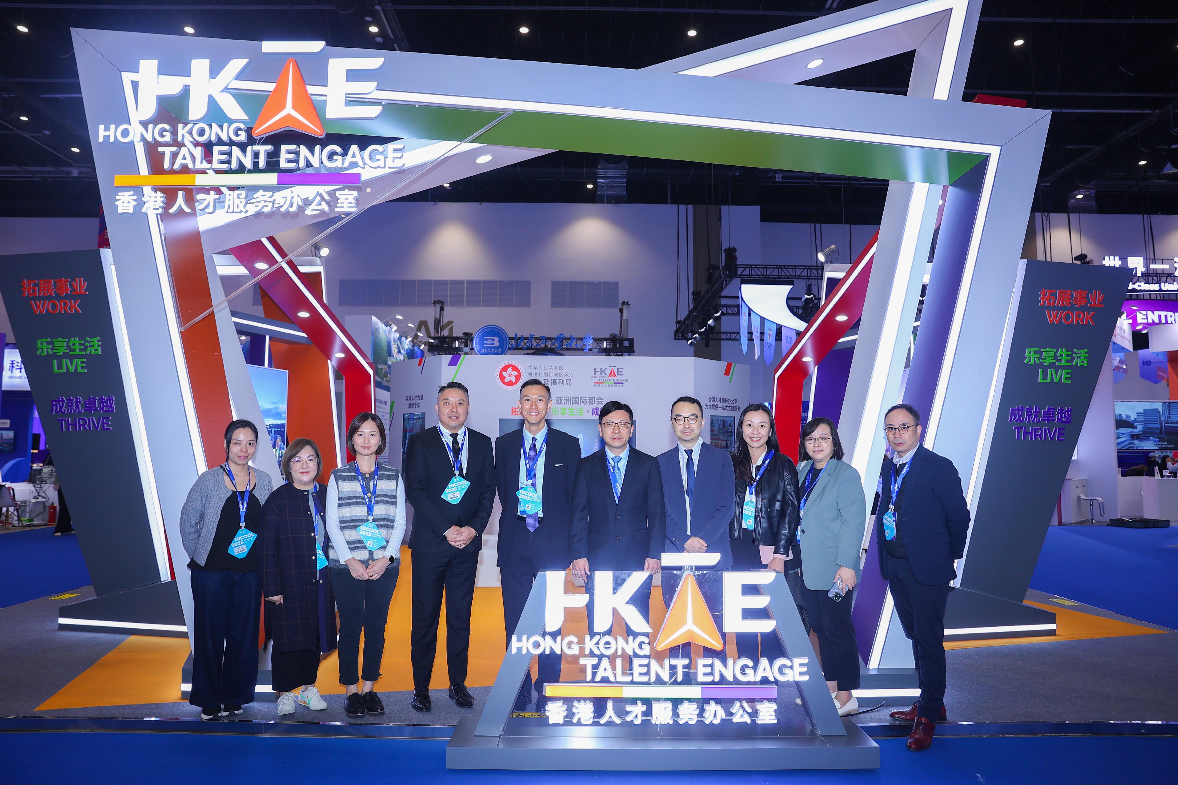 The Secretary for Labour and Welfare, Mr Chris Sun, concluded his two-day visit to Beijing today (October 17). The Director of Hong Kong Talent Engage (HKTE), Mr Felix Chan, also joined the visit. Photo shows Mr Sun (fifth right) and Mr Chan (fifth left) visiting HKTE's booth at the HICOOL 2025 Global Entrepreneurs Summit yesterday (October 16), and meeting with the Executive Chairman of Hong Kong Talent Entrepreneurs Association, Dr Marco Liu (fourth right).