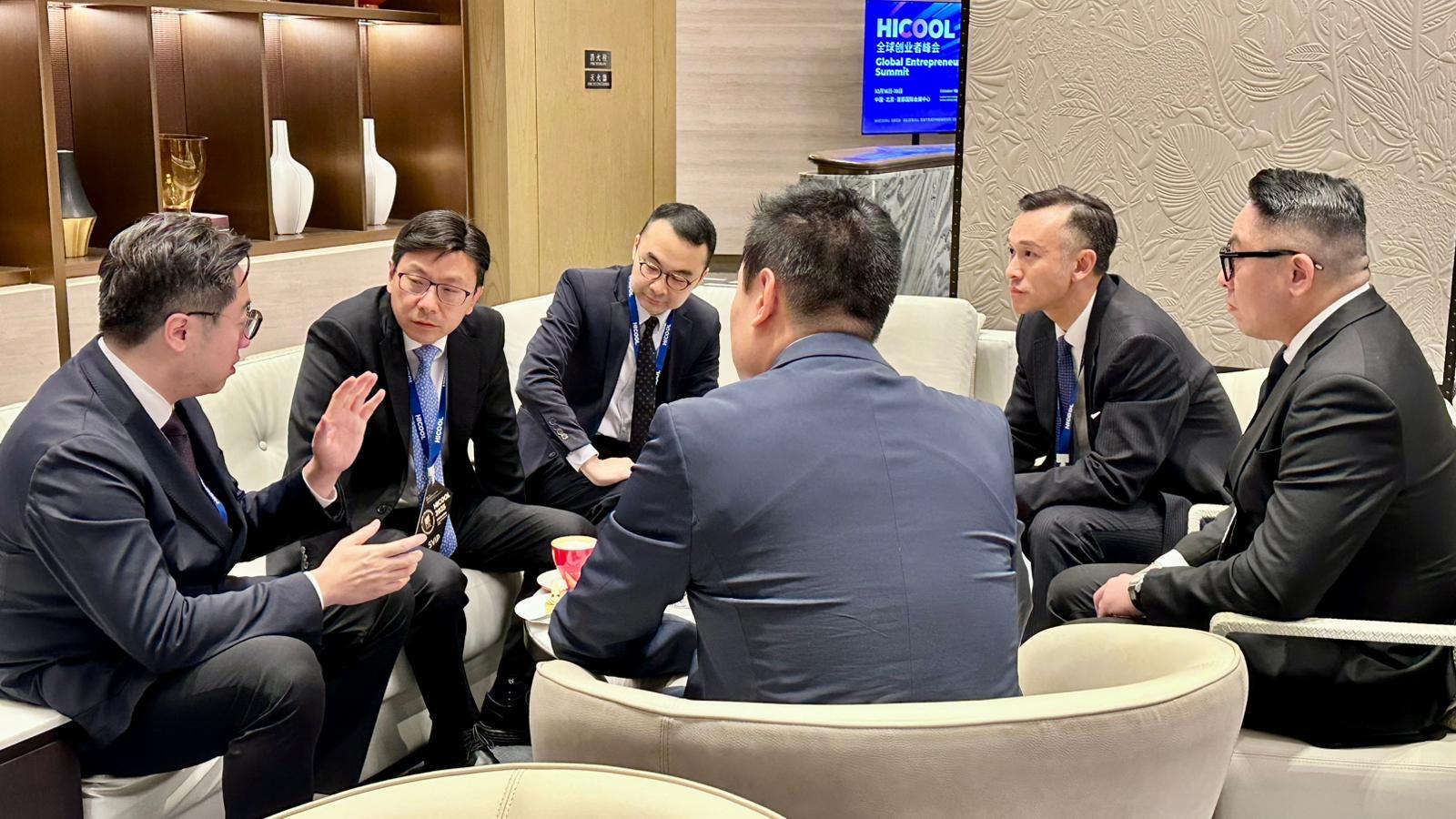 The Secretary for Labour and Welfare, Mr Chris Sun, concluded his two-day visit to Beijing today (October 17). The Director of Hong Kong Talent Engage, Mr Felix Chan, also joined the visit. Photo shows Mr Sun (second left) and Mr Chan (second right) having a tea gathering with representatives of participating corporations from Hong Kong at the HICOOL 2025 Global Entrepreneurs Summit yesterday (October 16) to understand their views on talent development.