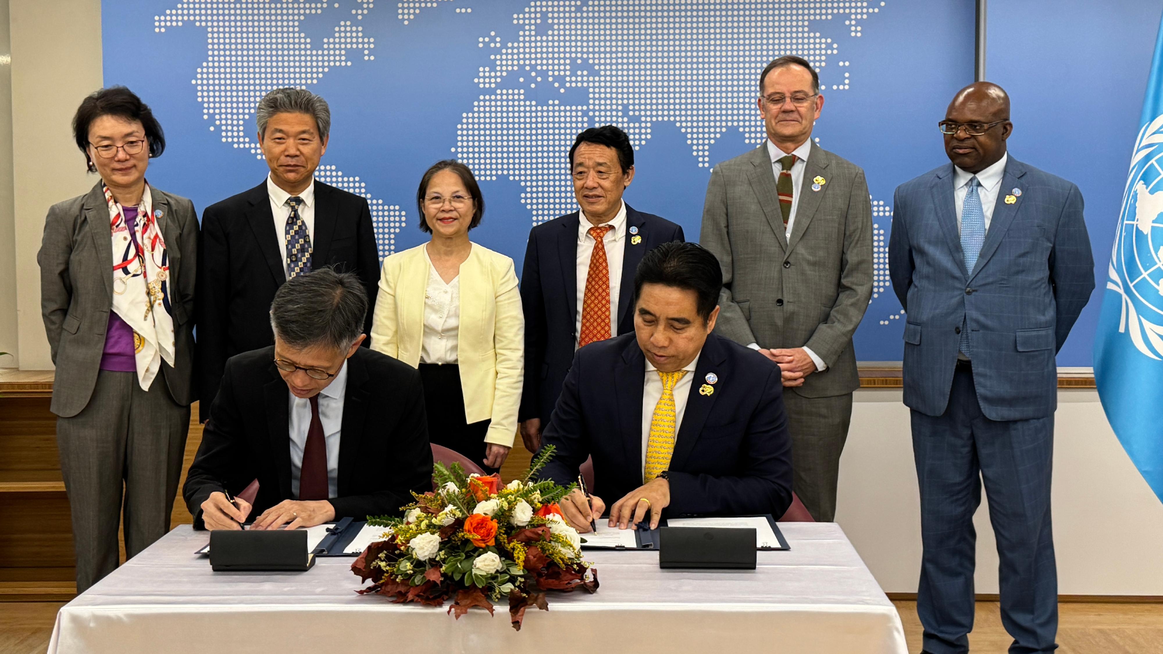 The Agriculture, Fisheries and Conservation Department (AFCD) signed a Letter of Intent (LOI) with the Food and Agriculture Organization of the United Nations (FAO) today (October 17, Rome time) to further strengthen knowledge exchanges between the Hong Kong Special Administrative Region (HKSAR) Government and the FAO, as well as to promote regional co-operation. Witnessed by the Under Secretary for Environment and Ecology, Miss Diane Wong (back row, third left), the Director-General of the FAO, Dr Qu Dongyu (back row, third right), and others, the Director of Agriculture, Fisheries & Conservation, Mr Mickey Lai (front row, left) and the Assistant Director-General of the FAO, Dr Thanawat Tiensin (front row, right), signed the LOI.
