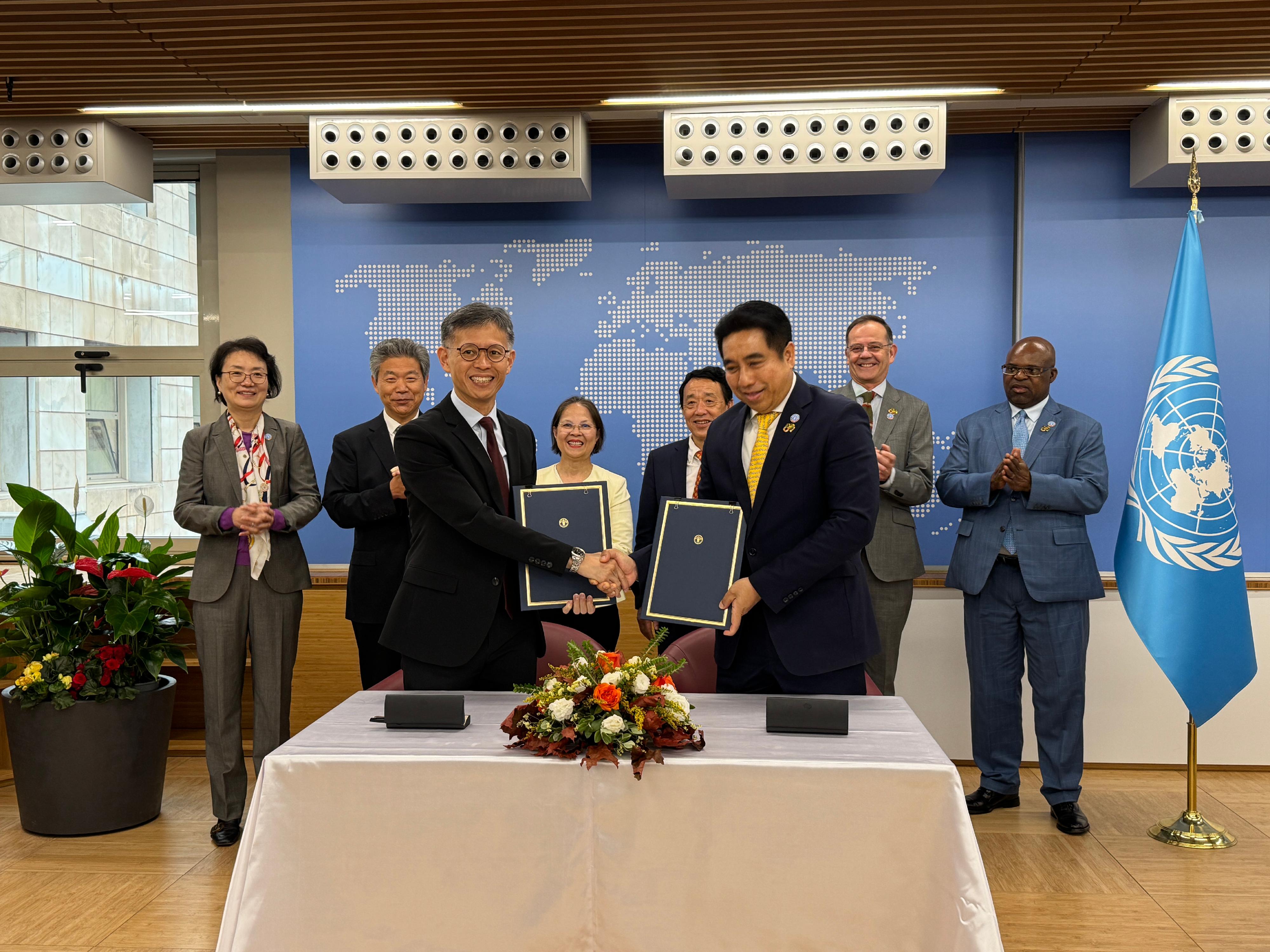 The Agriculture, Fisheries and Conservation Department (AFCD) signed a Letter of Intent (LOI) with the Food and Agriculture Organization of the United Nations (FAO) today (October 17, Rome time) to further strengthen knowledge exchanges between the Hong Kong Special Administrative Region (HKSAR) Government and the FAO, as well as to promote regional co-operation. Photo shows the Under Secretary for Environment and Ecology, Miss Diane Wong (back row, third left); the Director of Agriculture, Fisheries & Conservation, Mr Mickey Lai (front row, left); the Director-General of the FAO, Dr Qu Dongyu (back row, third right); and the Assistant Director-General of the FAO, Dr Thanawat Tiensin (front row, right), and others, after LOI signing.
