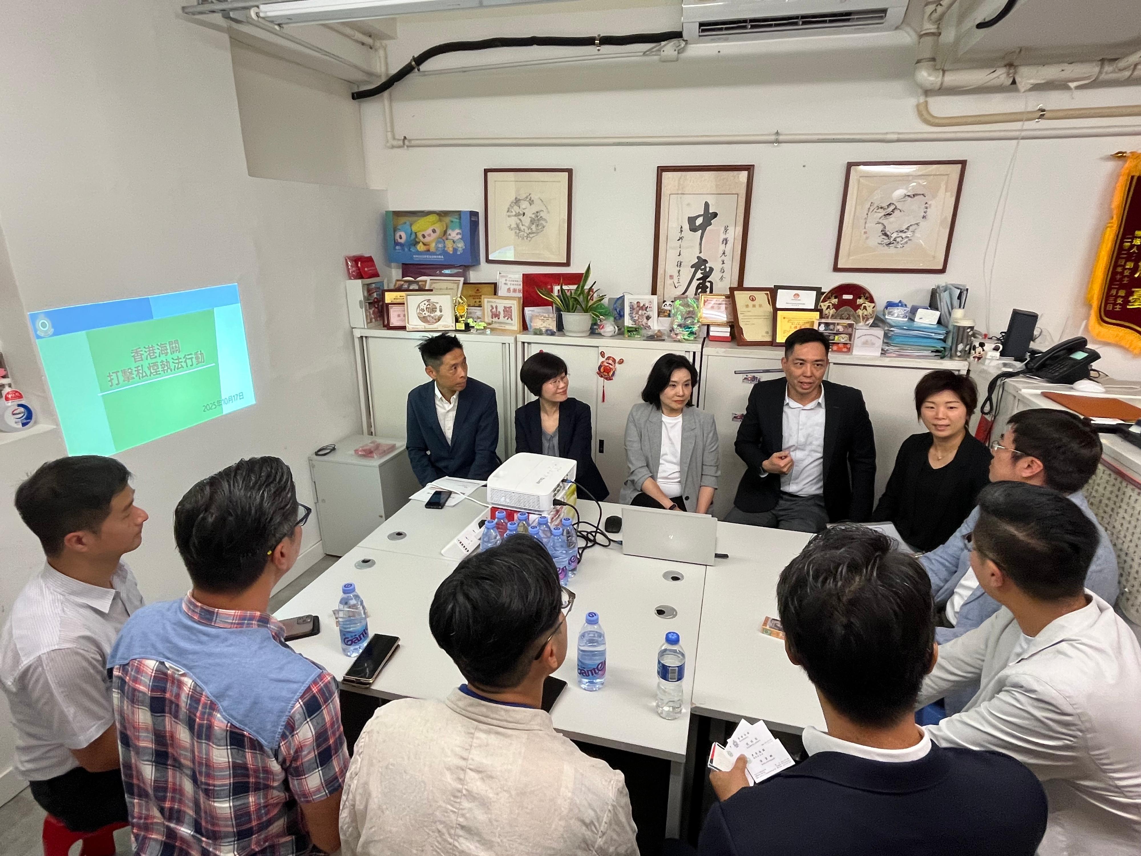 香港海關今日（十月十七日）與立法會議員顏汶羽、觀塘區區議員、衞生署控煙酒辦公室及房屋署在觀塘安泰邨進行聯合反私煙宣傳活動。圖示海關人員向議員們進行簡介和講解海關打擊私煙的工作。