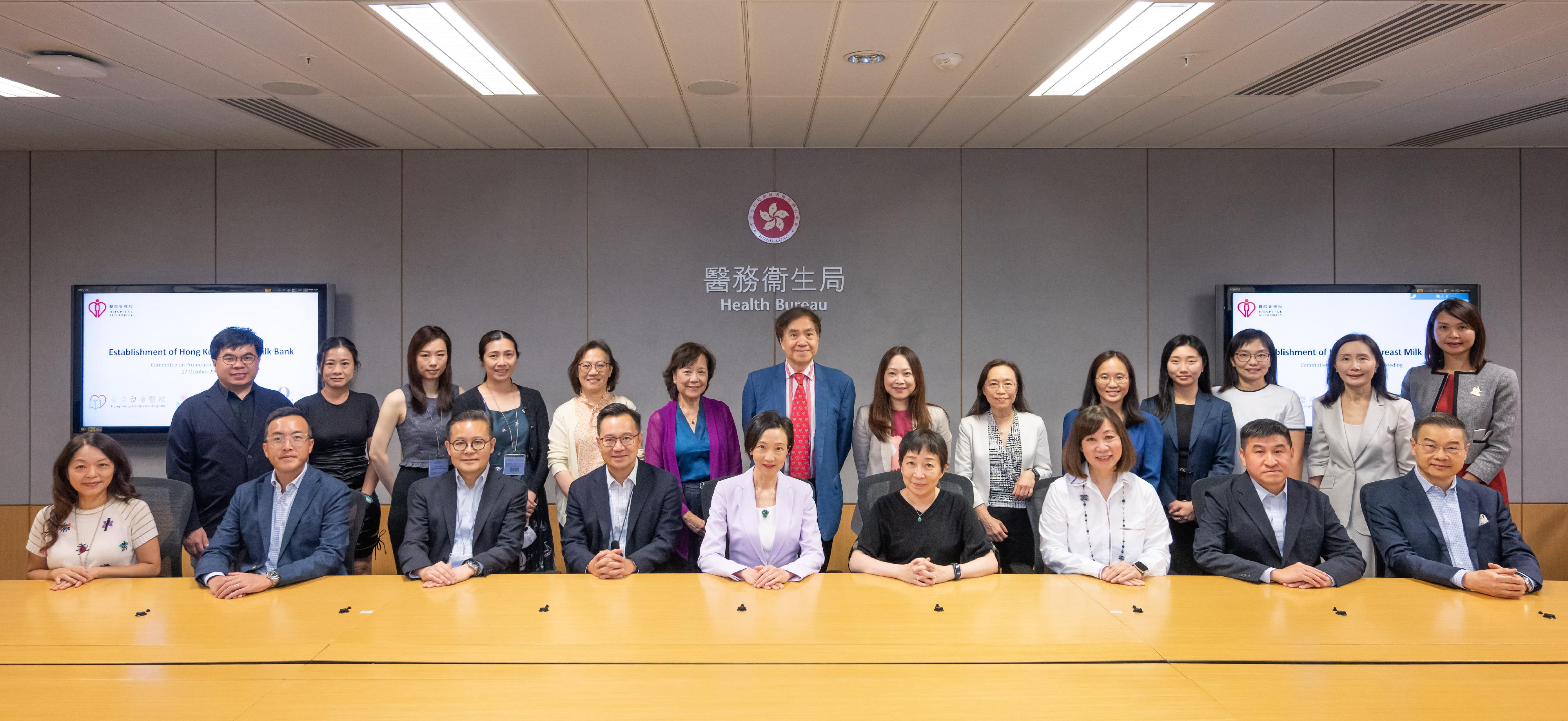 The Under Secretary for Health, Dr Cecilia Fan, chaired the 10th meeting of the Committee on Promotion of Breastfeeding today (October 17). Photo shows Dr Fan (front row, centre), Deputy Secretary for Health Mr Eddie Lee (front row, fourth left), and other members before the meeting.