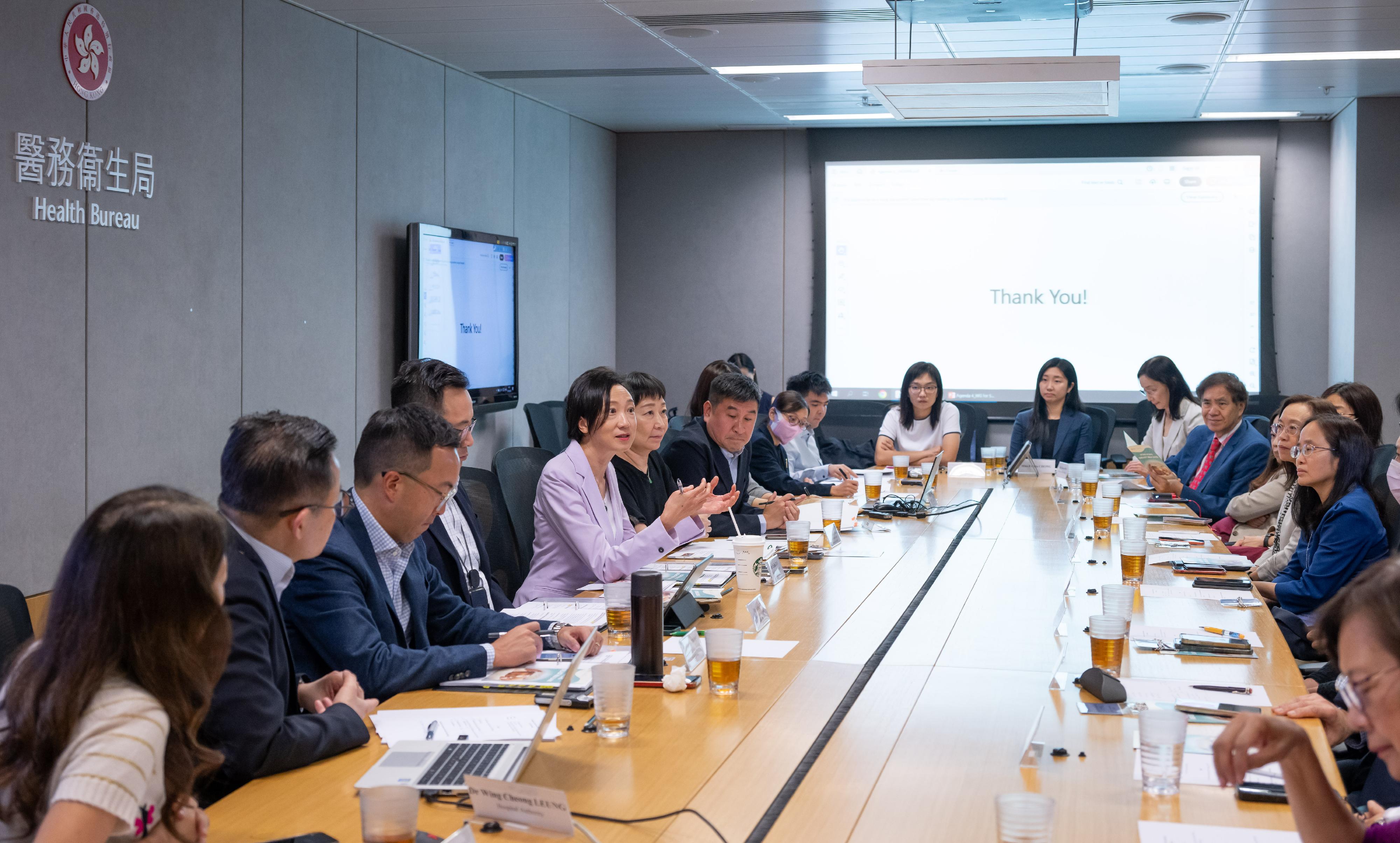 The Under Secretary for Health, Dr Cecilia Fan (fifth left), chairs the 10th meeting of the Committee on Promotion of Breastfeeding today (October 17).