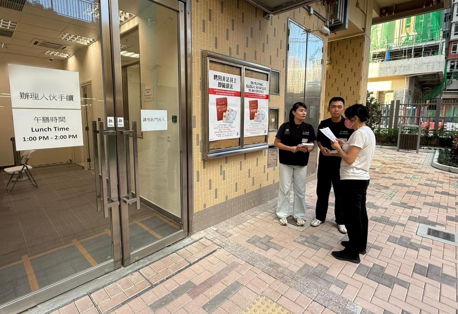 The Immigration Department mounted a series of territory-wide anti-illegal worker operations codenamed "Silverwing" and "Rally", a joint operation with the Labour Department codenamed "Rainbow" and a joint operation with the Hong Kong Police Force codenamed "Champion" from October 10 to yesterday (October 16). Photo shows Immigration officers distributing "Don't Employ Illegal Workers" leaflets in a housing estate.