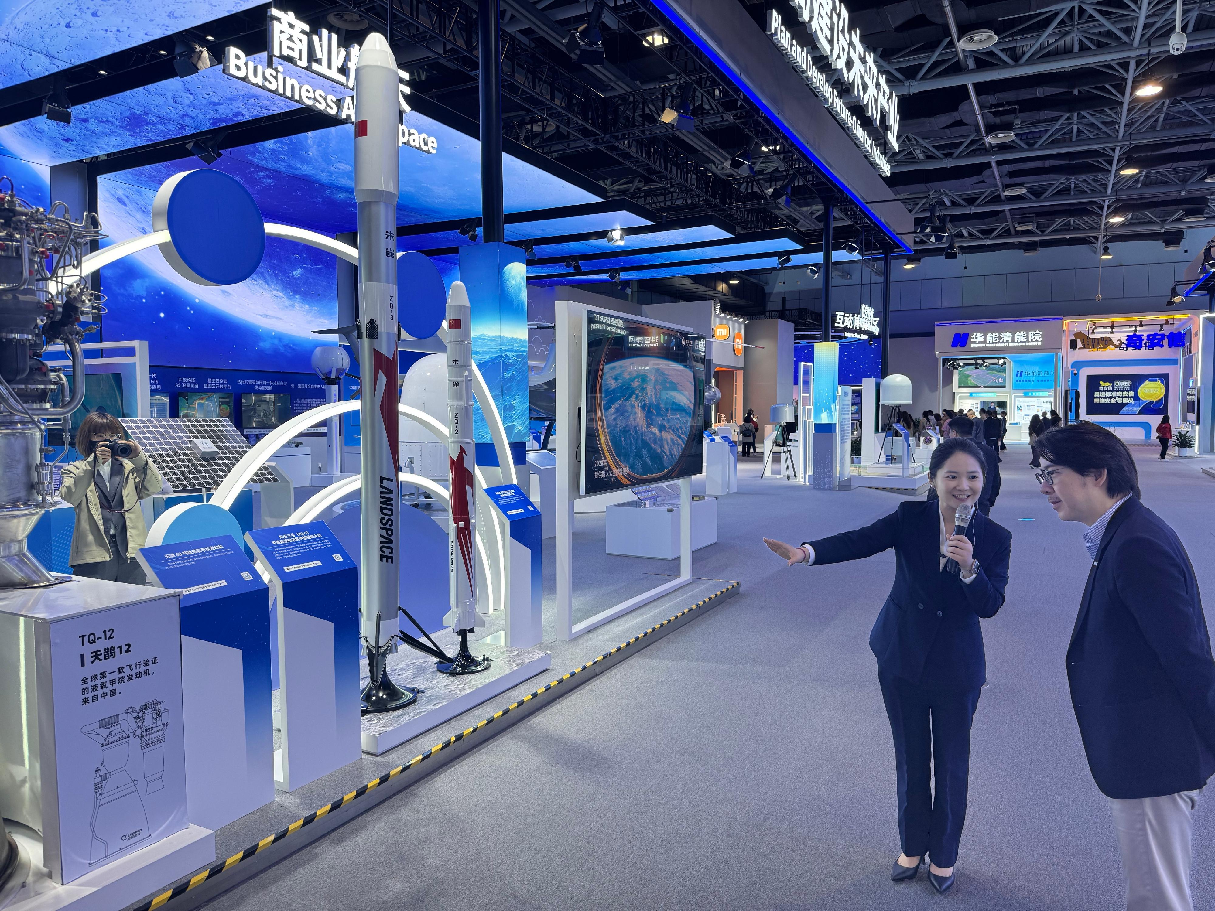 The Deputy Director-General of the Office for Attracting Strategic Enterprises, Dr Jimmy Chiang, visited Beijing from October 15 to 17. Photo shows Dr Chiang (right) touring the Zhongguancun Exhibition Center to learn about the latest local technological achievements and the development of innovative enterprises.