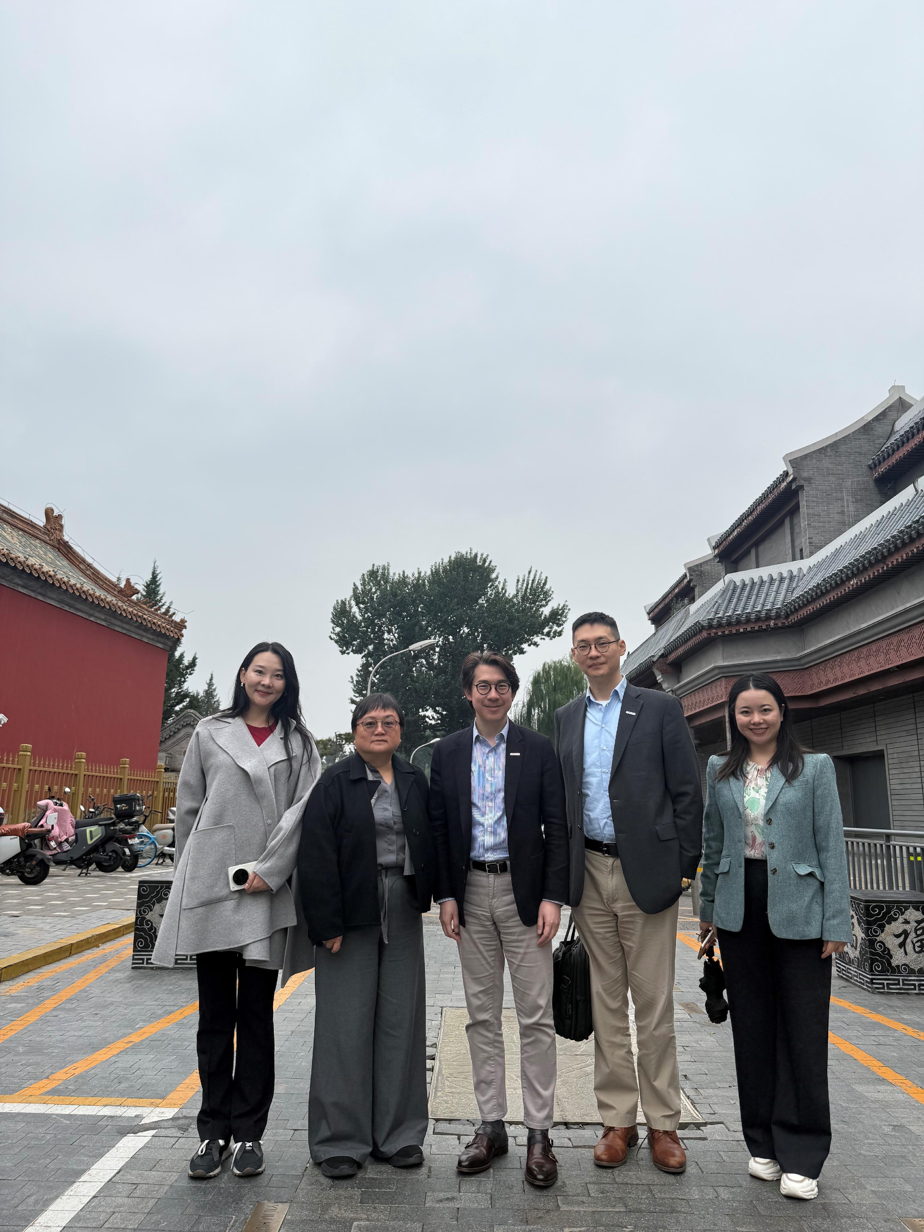 The Deputy Director-General of the Office for Attracting Strategic Enterprises, Dr Jimmy Chiang, visited Beijing from October 15 to 17. Photo shows Dr Chiang (centre) with the Deputy Director of the Office of the Government of the Hong Kong Special Administrative Region in Beijing, Miss Amy Yuen (second left), and Invest Hong Kong’s Head of Business and Talent Attraction/Investment Promotion, Ms Claudia Wang (first left).