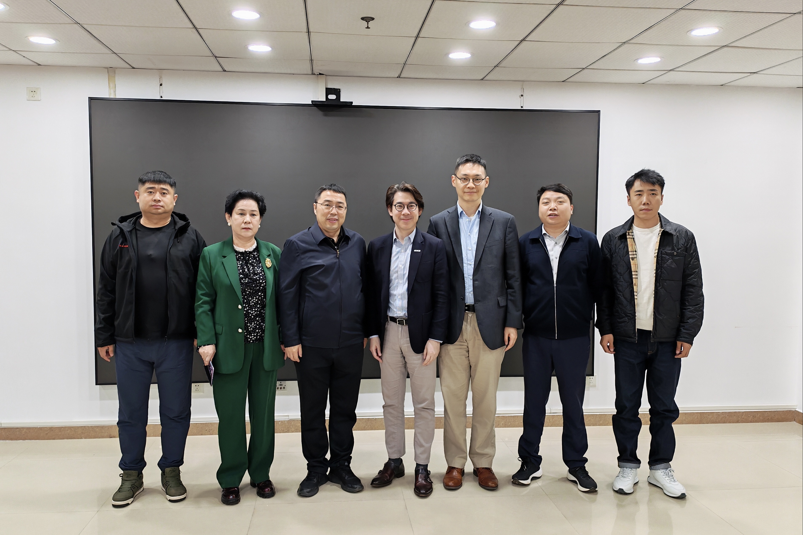 The Deputy Director-General of the Office for Attracting Strategic Enterprises, Dr Jimmy Chiang, visited Beijing from October 15 to 17. Photo shows Dr Chiang (centre) with representatives of the Chinese Academy of Agricultural Sciences.