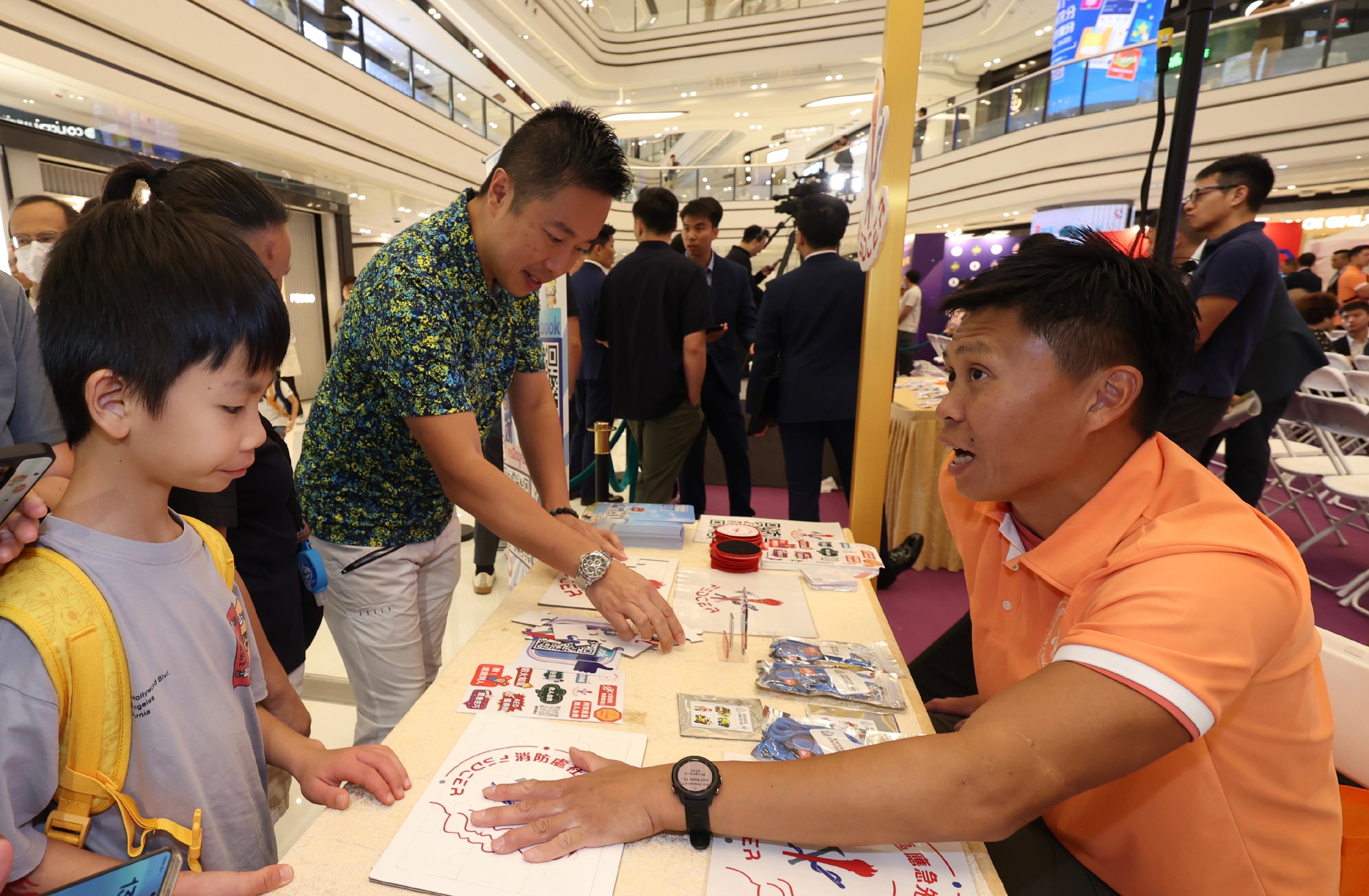 消防處今日（十月十八日）舉行「救心x應急」頒獎禮暨嘉年華。圖示市民參與攤位遊戲，學習應急信息。