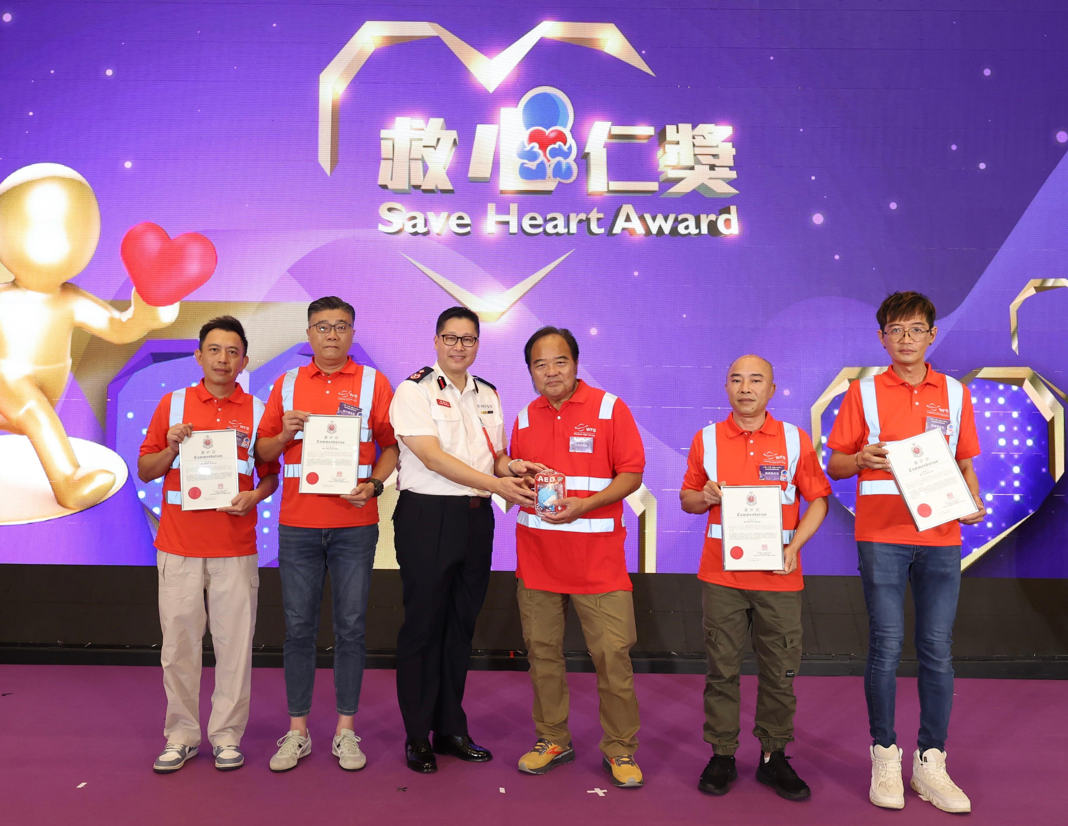 The Fire Services Department (FSD) held the Save Lives x Emergency Response Ceremony cum Carnival today (October 18). Photo shows the Assistant Director (Ambulance) of the FSD, Mr Henry Kwok (third left), presenting the Save Heart Award.