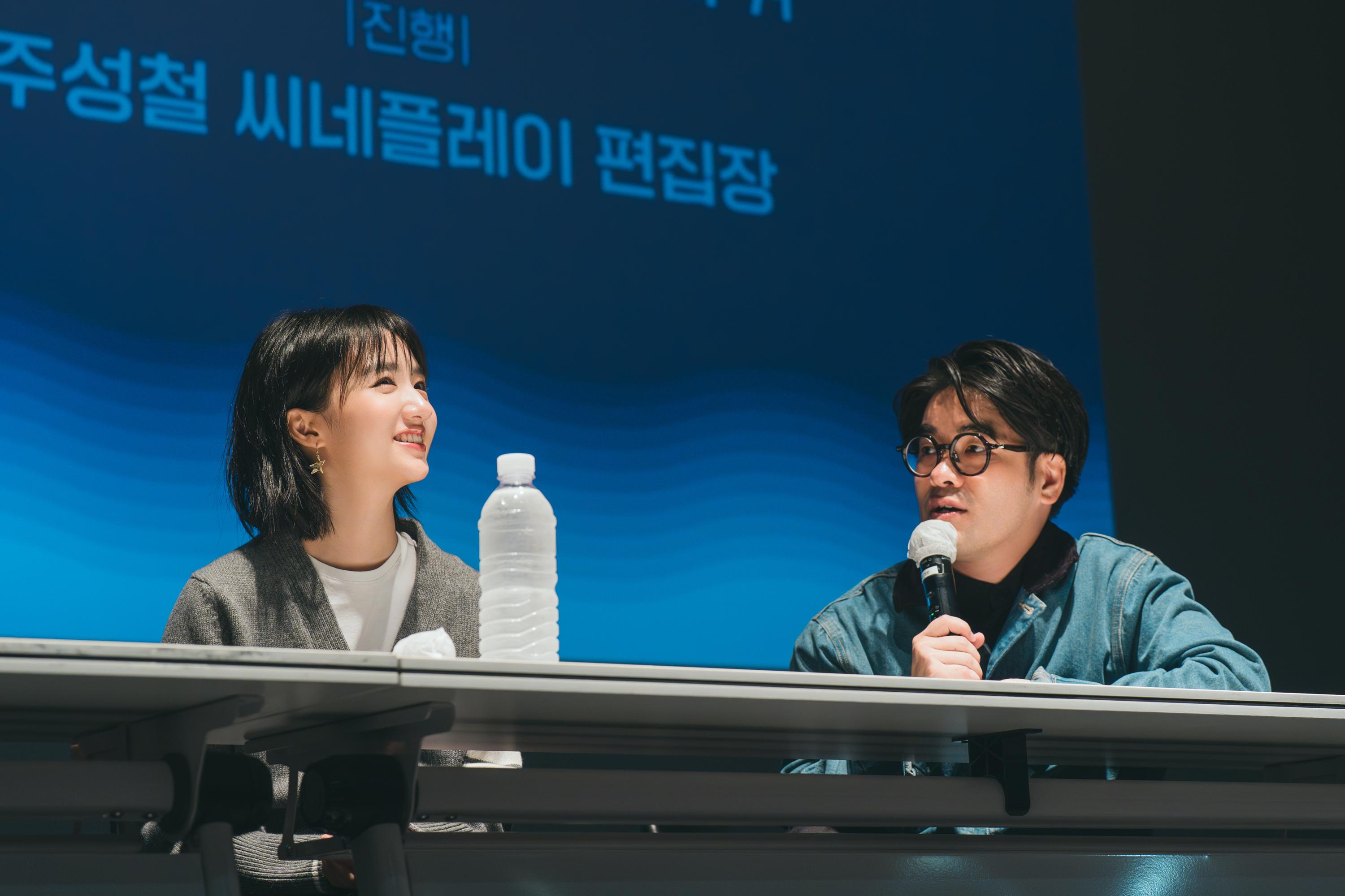 The fourth edition of "Making Waves - Navigators of Hong Kong Cinema" (Making Waves) touring film programme, sponsored by the Cultural and Creative Industries Development Agency of the Culture, Sports and Tourism Bureau, was launched in Seoul, Korea, yesterday (October 17) and will run until October 20. Photo shows the Director of the opening film, "Last Song For You", Jill Leung (right), and actor Natalie Hsu (left), attending a sharing session after the screening of the film.

