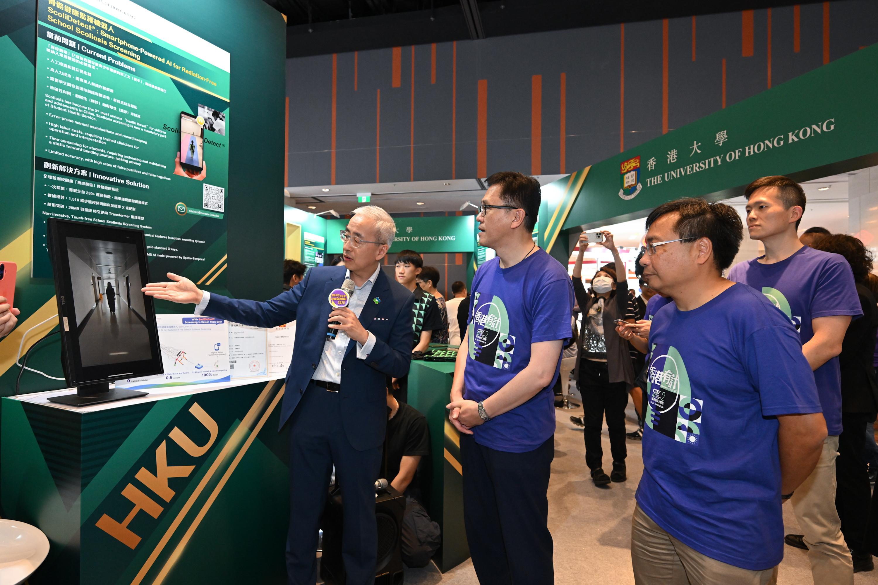 創新科技署主辦的「創新科技嘉年華2025」今日（十月十八日）至十月二十六日在沙田香港科學園舉行。圖示創新科技及工業局局長孫東教授（左二）、創新科技署署長李國彬（右二），以及創新科技署副署長哈夢飛（右一）參觀展覽攤位。