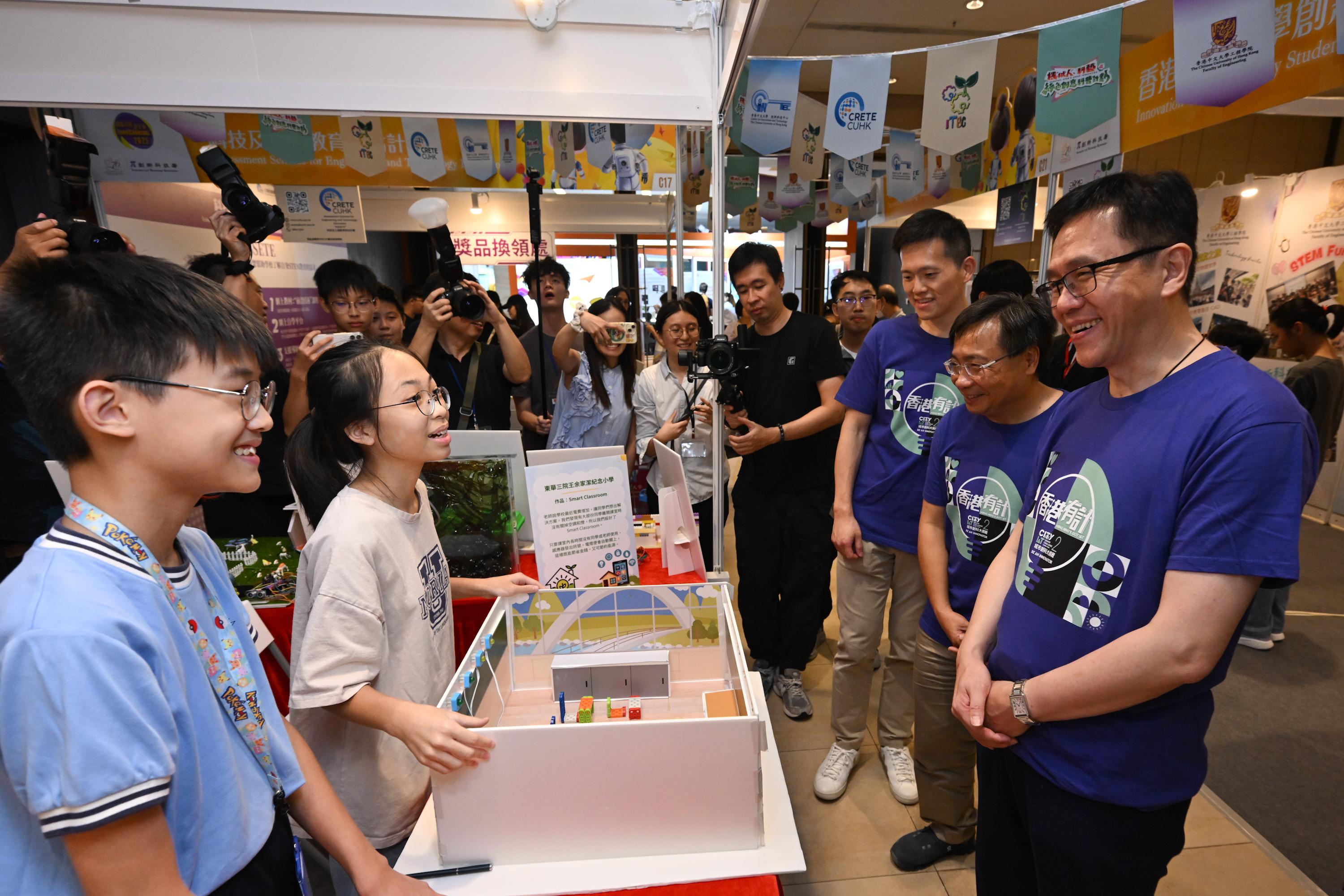 創新科技署主辦的「創新科技嘉年華2025」今日（十月十八日）至十月二十六日在沙田香港科學園舉行。圖示創新科技及工業局局長孫東教授（右一）、創新科技署署長李國彬（右二）以及創新科技署副署長哈夢飛（右三）與在場學生交流。