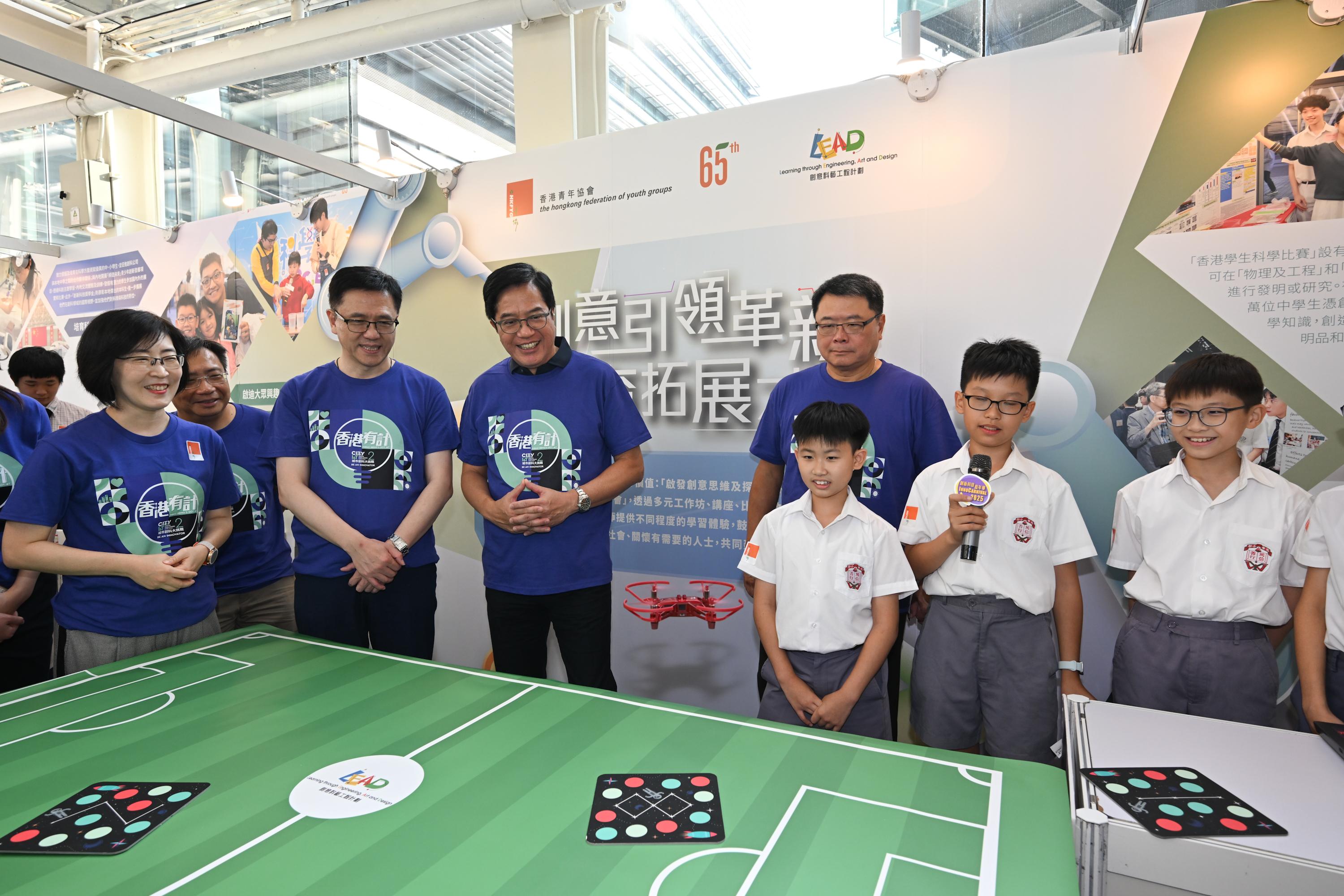 InnoCarnival 2025, organised by the Innovation and Technology Commission, is being held from today (October 18) to October 26 at the Hong Kong Science Park in Sha Tin. Photo shows the Acting Financial Secretary, Mr Michael Wong (fourth left), the Secretary for Innovation, Technology and Industry, Professor Sun Dong (third left); the Commissioner for Innovation and Technology, Mr Ivan Lee (second left); the Chairman of the Board of Directors of the Hong Kong Science and Technology Parks Corporation, Dr Sunny Chai (fourth right);  and the Executive Director of the Hong Kong Federation of Youth Groups, Ms Helen Hsu (first left), visiting an exhibition booth of the Hong Kong Federation of Youth Groups.