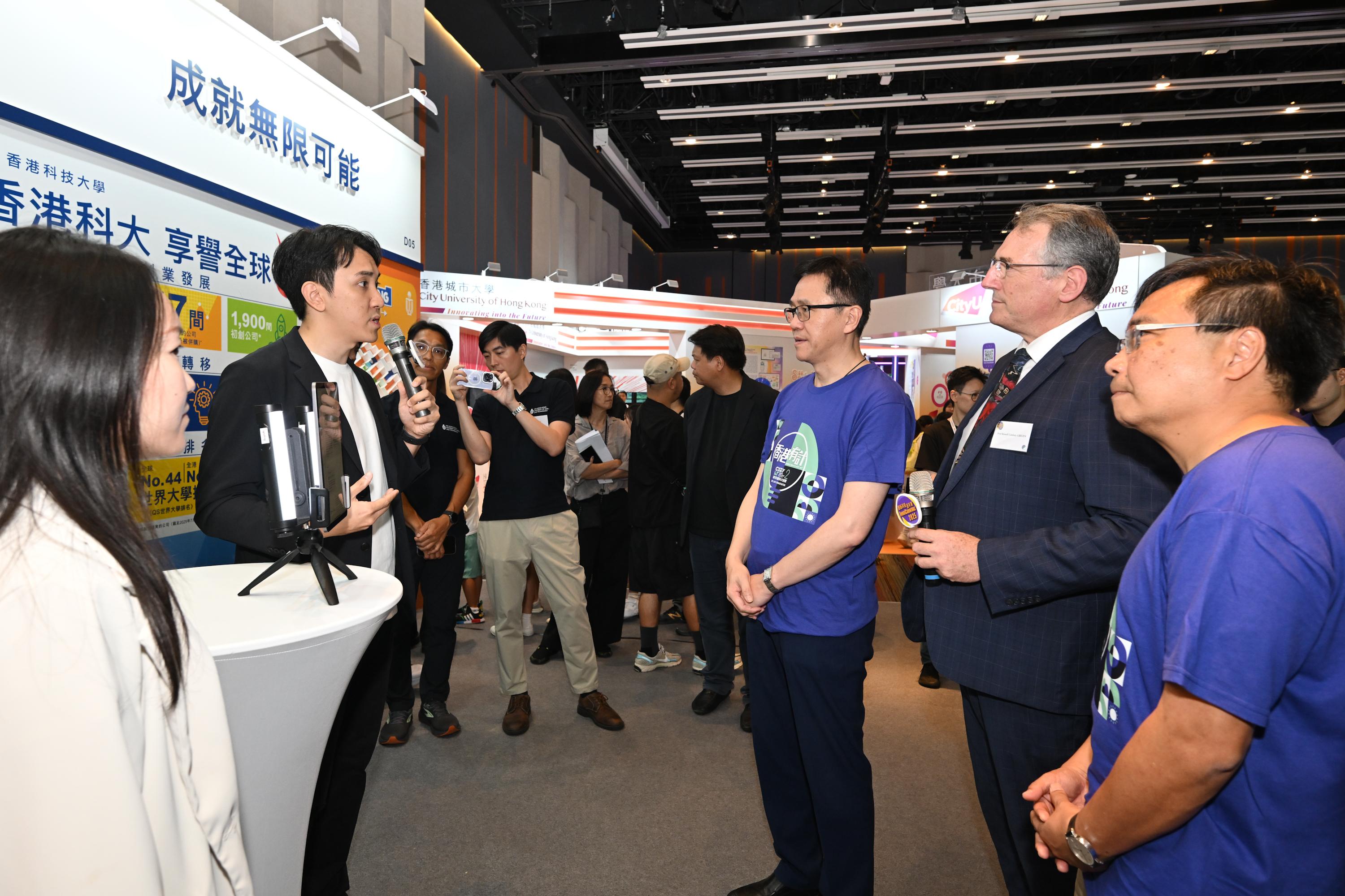 InnoCarnival 2025, organised by the Innovation and Technology Commission, is being held from today (October 18) to October 26 at the Hong Kong Science Park in Sha Tin. Photo shows the Secretary for Innovation, Technology and Industry, Professor Sun Dong (third right); and the Commissioner for Innovation and Technology, Mr Ivan Lee (first right), visiting an exhibition booth.