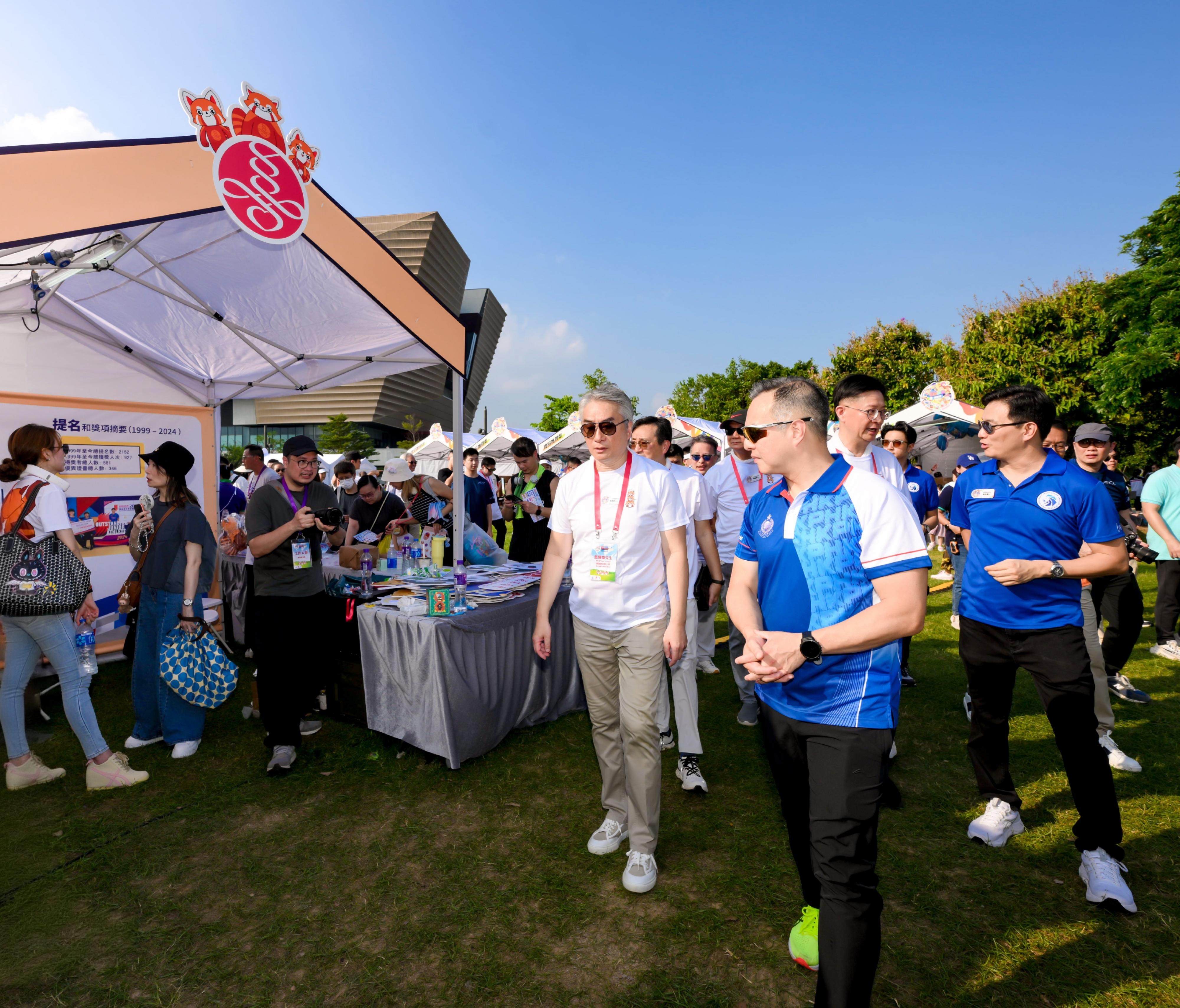 The Anti-Crime Elite Games, organised by the Crime Wing of the Hong Kong Police Force, is being held today and tomorrow (October 18 and 19) at the West Kowloon Cultural District. Photo shows the Commissioner of Police, Mr Chow Yat-ming (second right), visiting a booth set up by the Hong Kong Shine Tak Foundation.