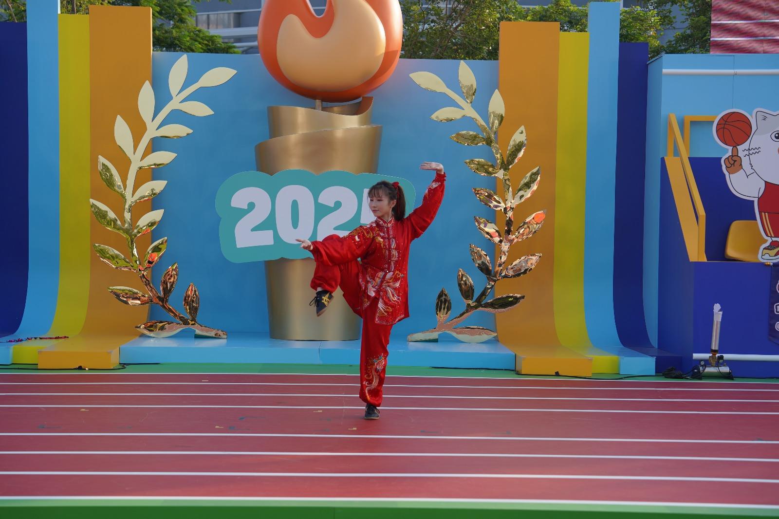 The Anti-Crime Elite Games, organised by the Crime Wing of the Hong Kong Police Force, is being held today and tomorrow (October 18 and 19) at the West Kowloon Cultural District. Hong Kong wushu athlete Juanita Mok performed at the kick-off ceremony.
