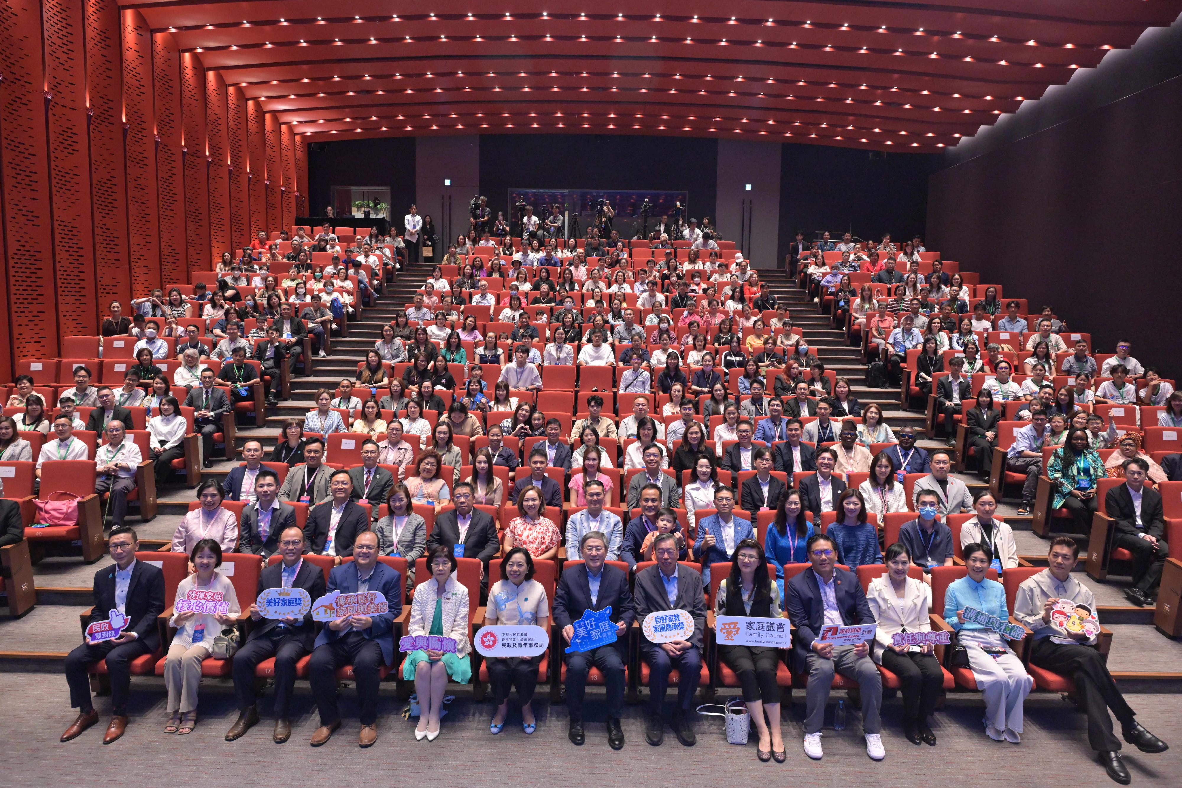 The Home and Youth Affairs Bureau and the Family Council held the award presentation ceremony of the Hong Kong Excellent Family Awards today (October 19). Photo shows the Deputy Chief Secretary for Administration, Mr Cheuk Wing-hing (front row, centre), and the Secretary for Home and Youth Affairs, Miss Alice Mak (front row, sixth left) with other officiating guests and audiences.
