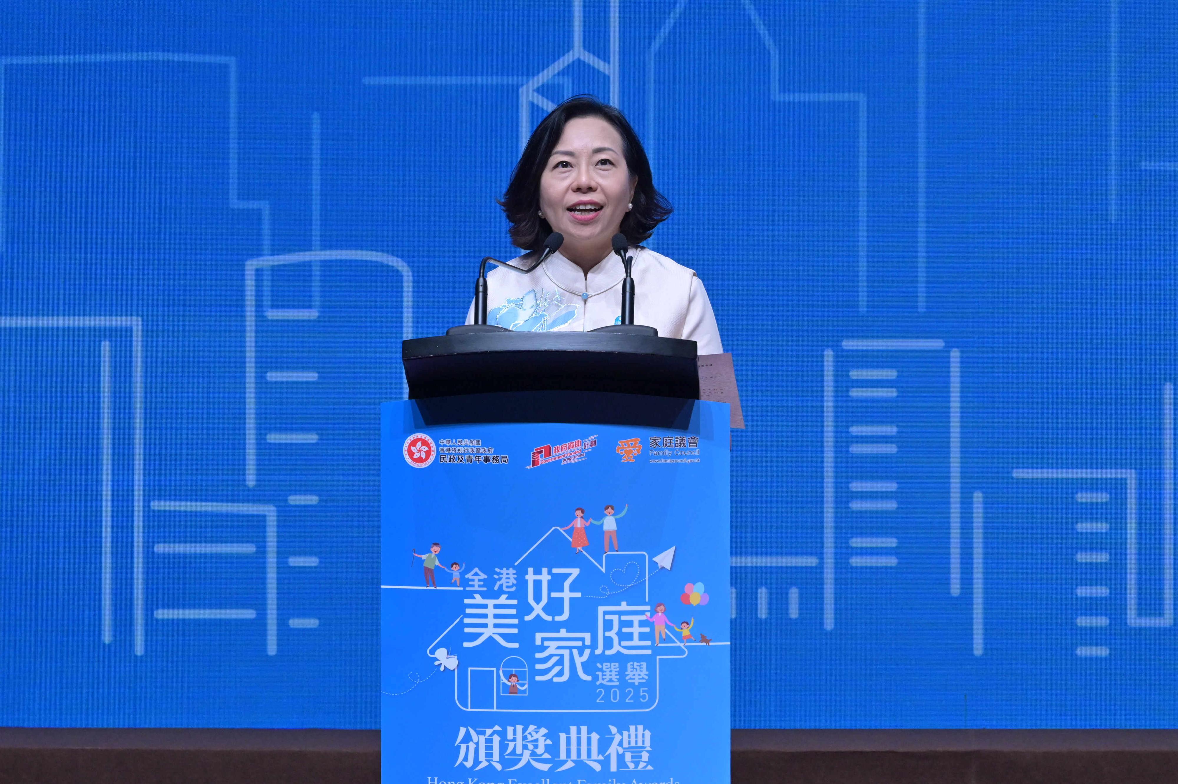 The Home and Youth Affairs Bureau and the Family Council held the award presentation ceremony of the Hong Kong Excellent Family Awards today (October 19). Photo shows the Secretary for Home and Youth Affairs, Miss Alice Mak, delivering a speech at the award presentation ceremony.