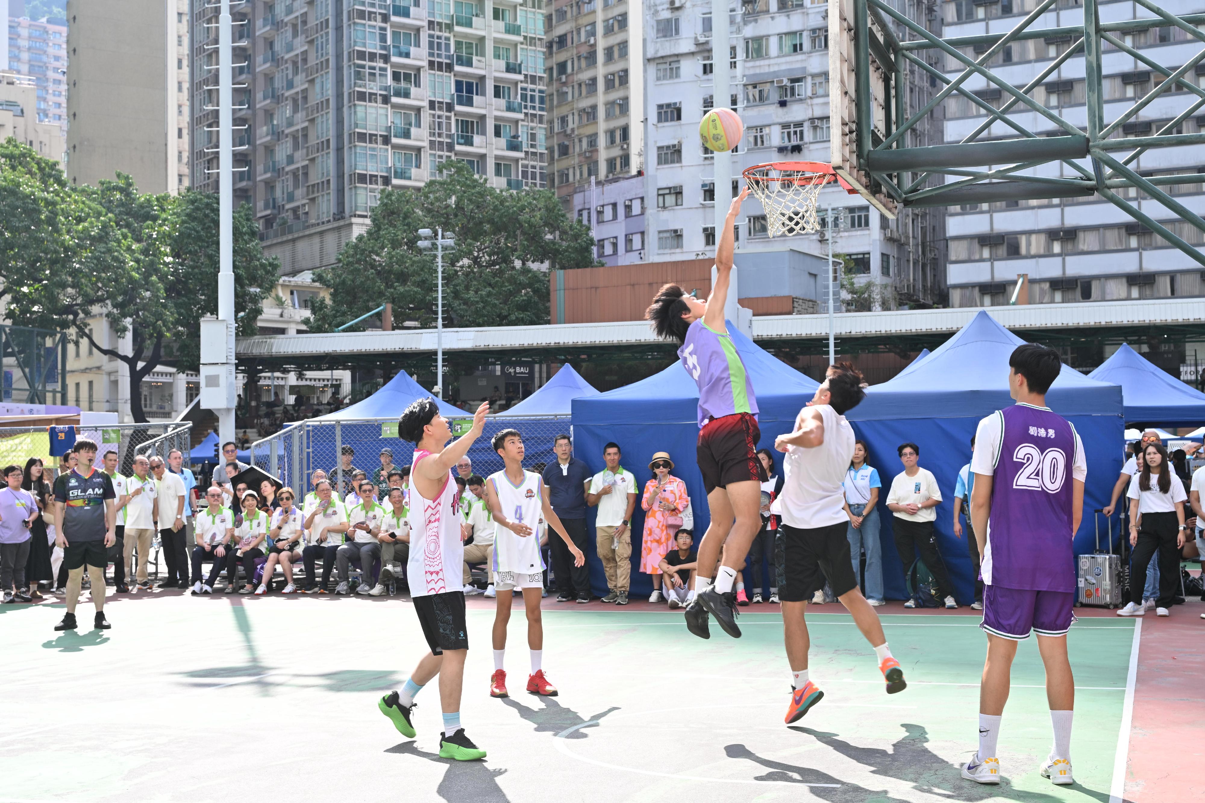 The Hong Kong Police Force today (October 19) held the Junior Police Call (JPC) Anti-Narcotics and Fight Crime 3x3 Basketball Tournament and Carnival. JPC members teamed up with players from the Hong Kong A1 Division Championship for an exhibition match.