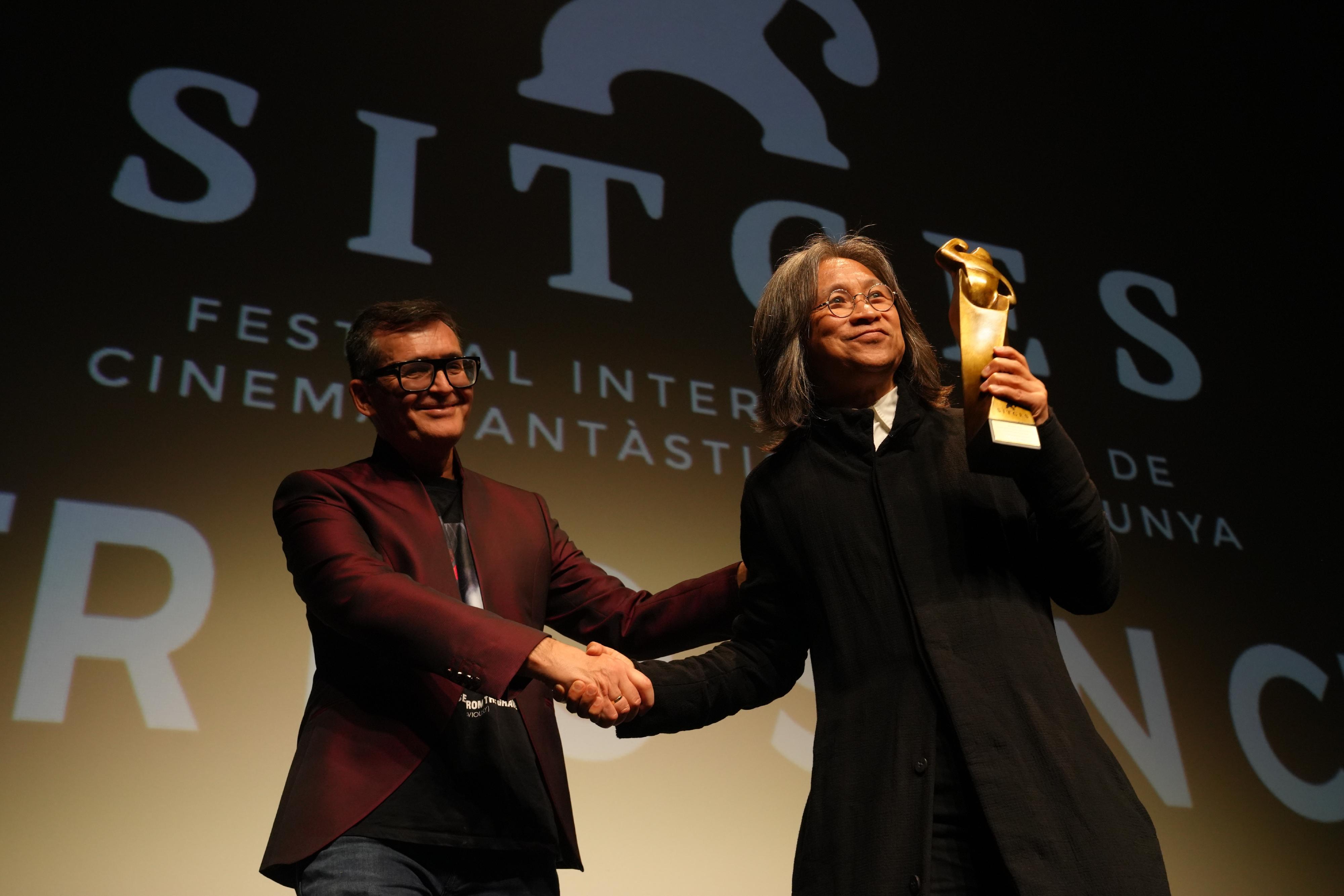 Hong Kong film director, Mr Peter Chan (right), received the Grand Honorary Prize  at the 58th Sitges International Fantastic Film Festival of Catalonia on October 16 (Sitges time).