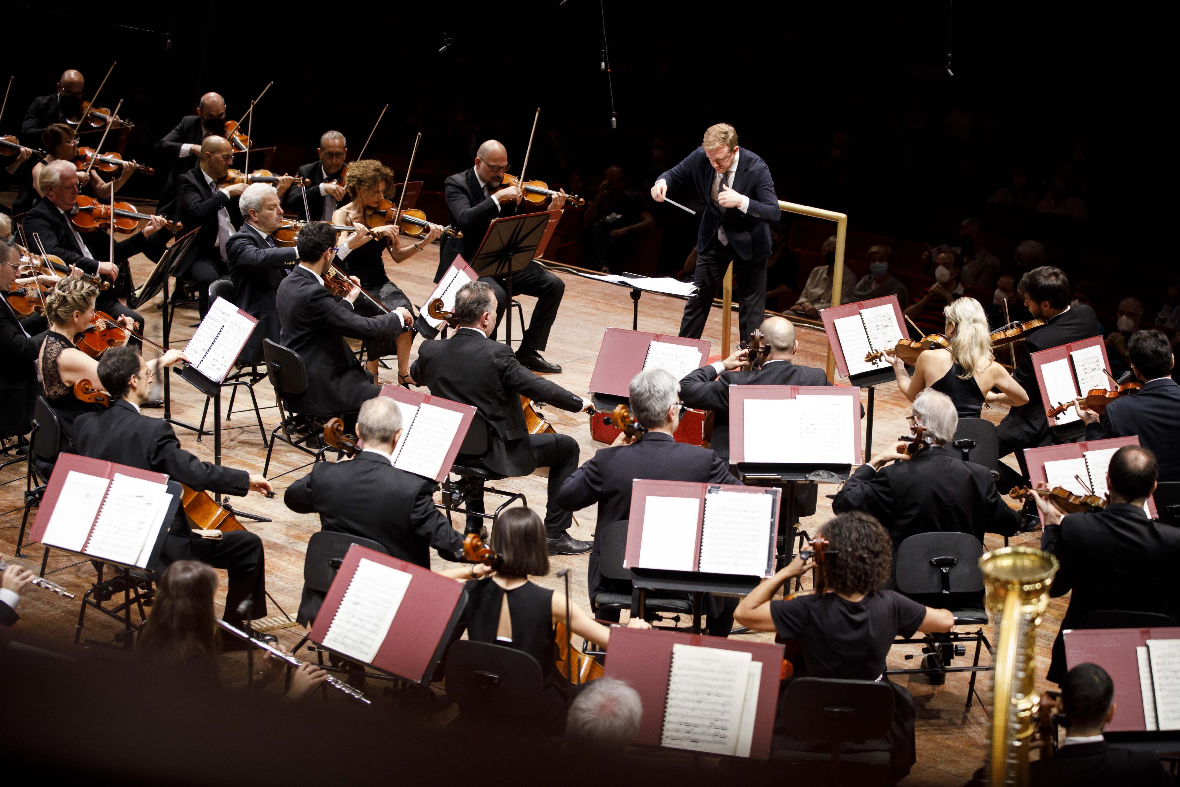 The Leisure and Cultural Services Department's Great Music 2025 will present concerts by the Orchestra dell'Accademia Nazionale di Santa Cecilia - Roma in November. Photo shows the Orchestra dell'Accademia Nazionale di Santa Cecilia - Roma and conductor Daniel Harding. (Source of photo: Accademia di Santa Cecilia/MUSA)