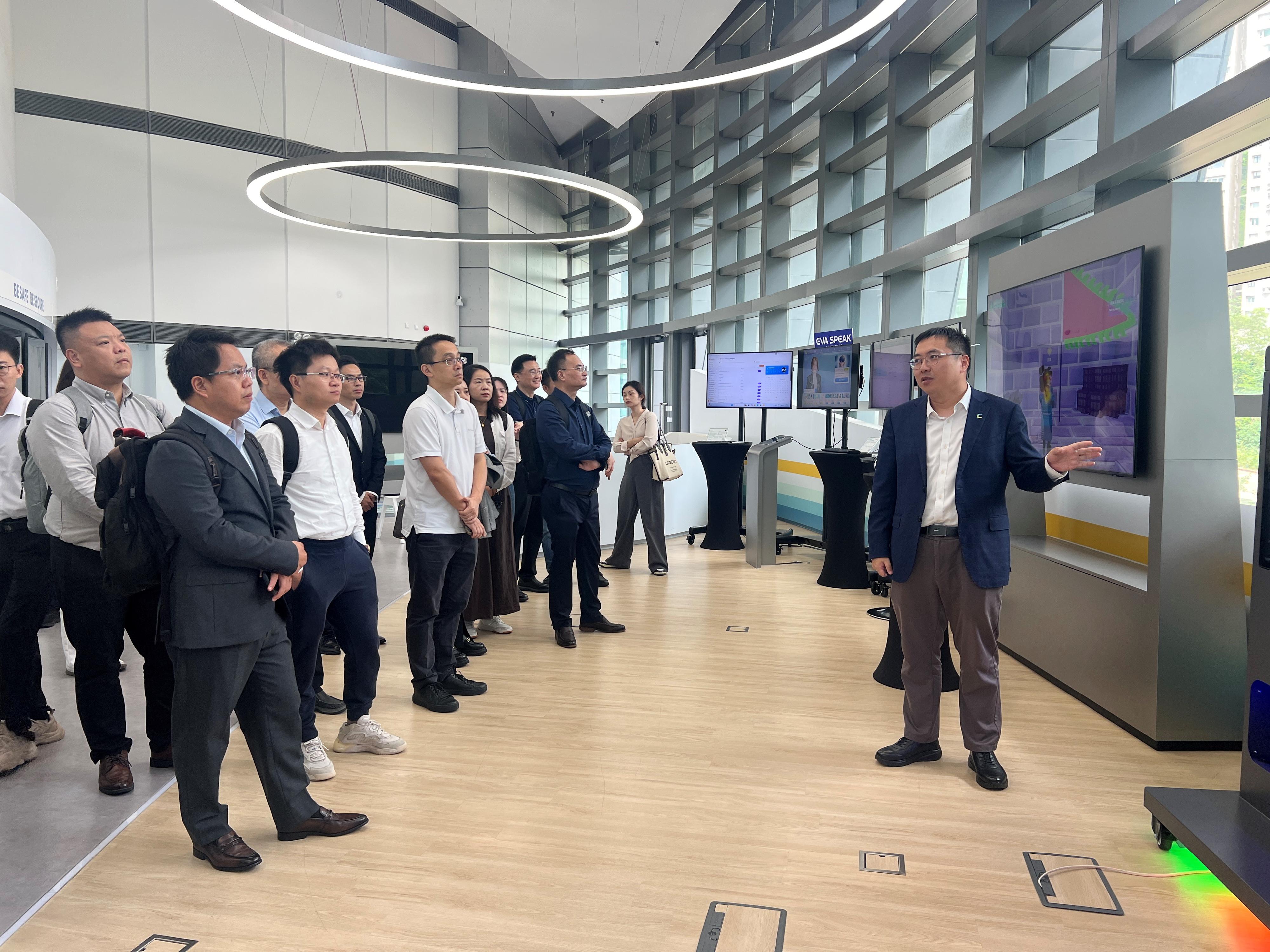 The Digital Policy Office arranged for the Guangdong delegation of the Hong Kong/Guangdong Expert Group on Co-operation in Informatisation to visit Cyberport's Digital Tech Centre today (October 20) to learn how Hong Kong's innovation and technology enterprises apply the latest cutting-edge technology solutions, such as AI, blockchain and Web3.0, and to understand their business applications.