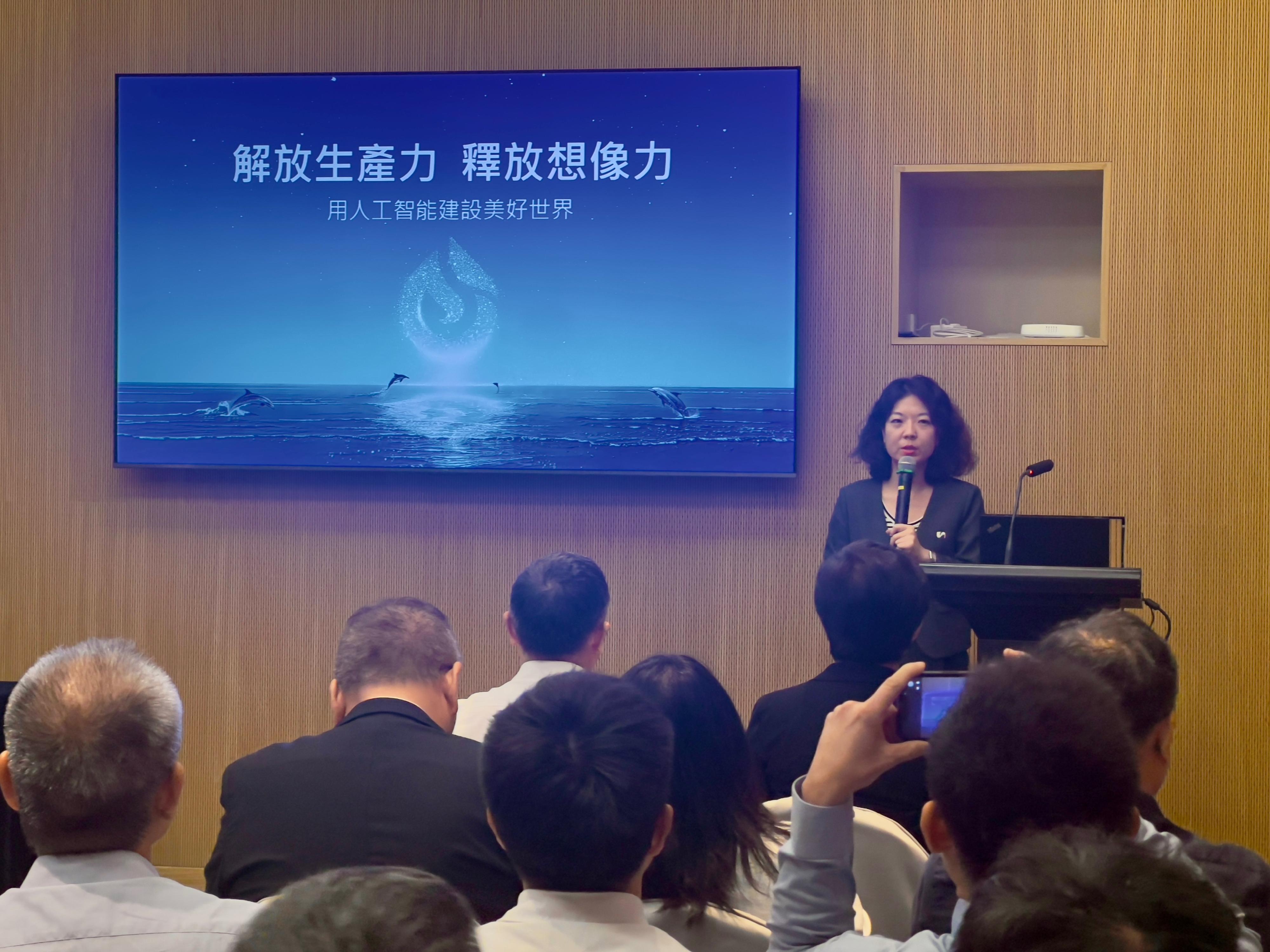 A representative from a Mainland enterprise shared experiences on how it leveraged Hong Kong to raise funds and list, and successfully expanded its businesses into overseas markets at the Guangdong-Hong Kong Technology Enterprises Go Global Exchange Meeting today (October 20).

