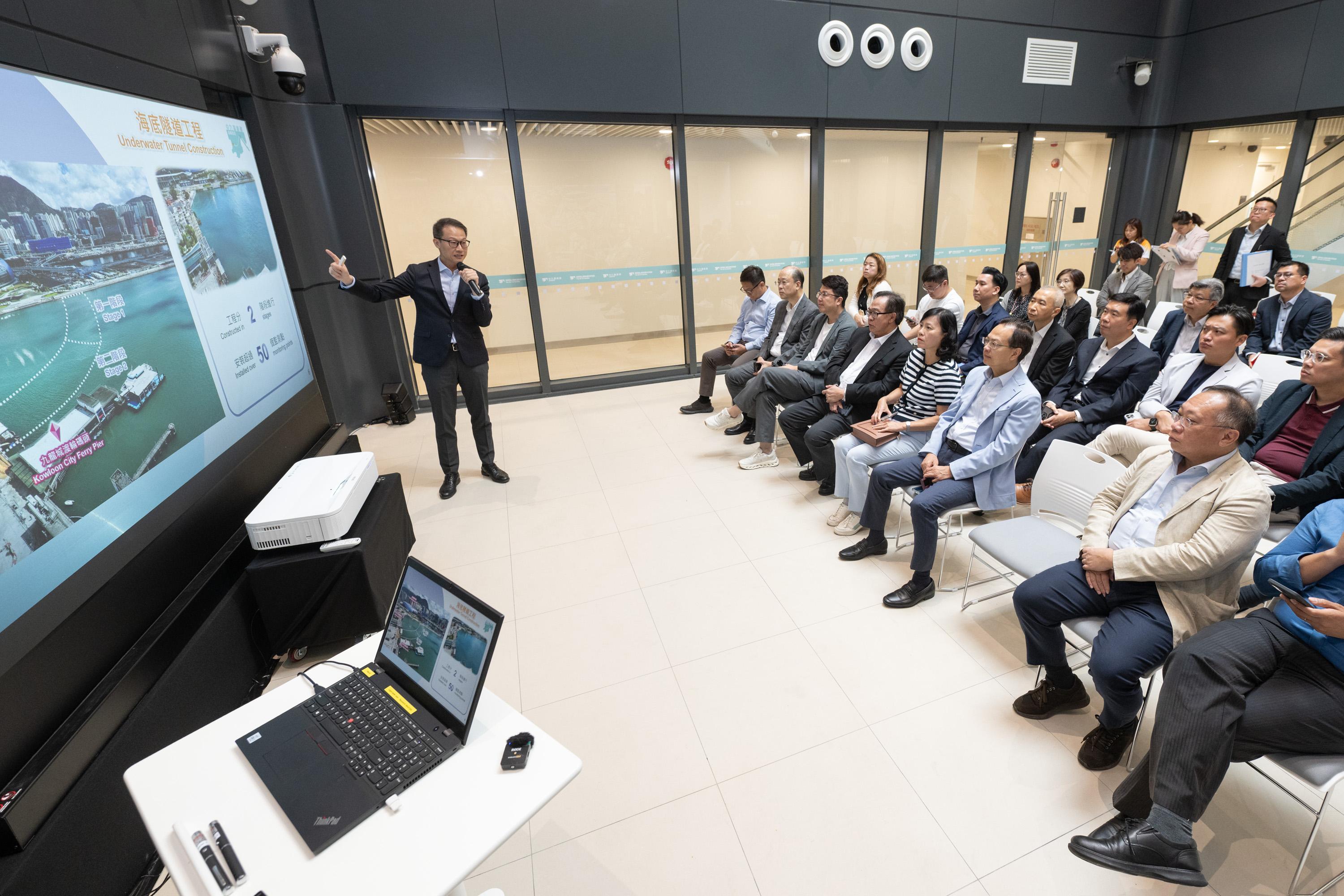 The Legislative Council Panel on Transport visited the Central Kowloon Bypass (Yau Ma Tei Section) (CKB(YMTS)) today (October 20) to understand the latest progress of the CKB(YMTS) project.