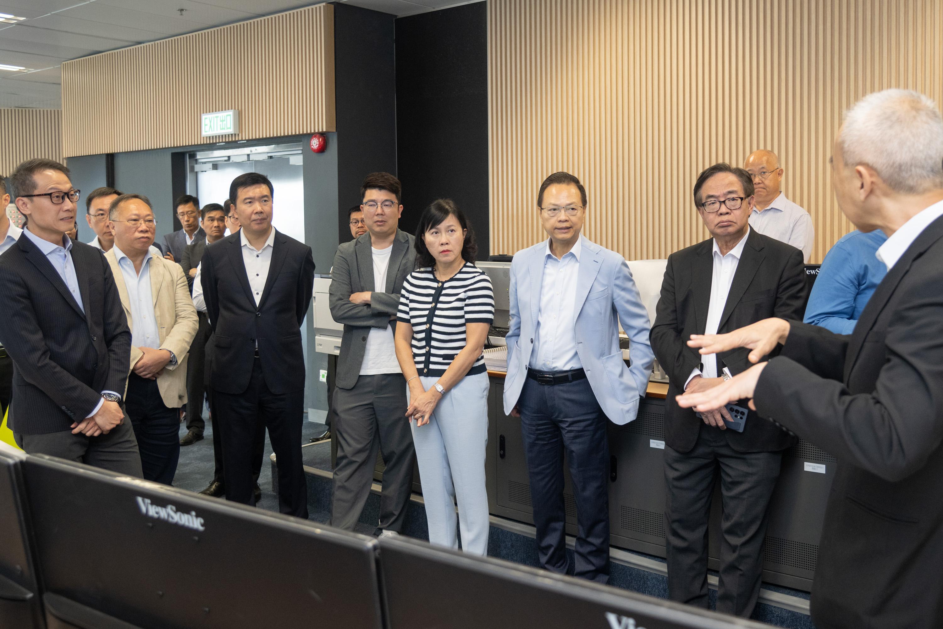 The Legislative Council (LegCo) Panel on Transport visited the Central Kowloon Bypass (Yau Ma Tei Section) (CKB(YMTS)) today (October 20). Accompanied by the Secretary for Transport and Logistics, Ms Mable Chan (fourth right), the Chairman of the Panel on Transport of the LegCo, Mr Chan Siu-hung (third right), and other Members received a briefing from representatives of the Highways Department on the planning of the Central Kowloon Bypass project.