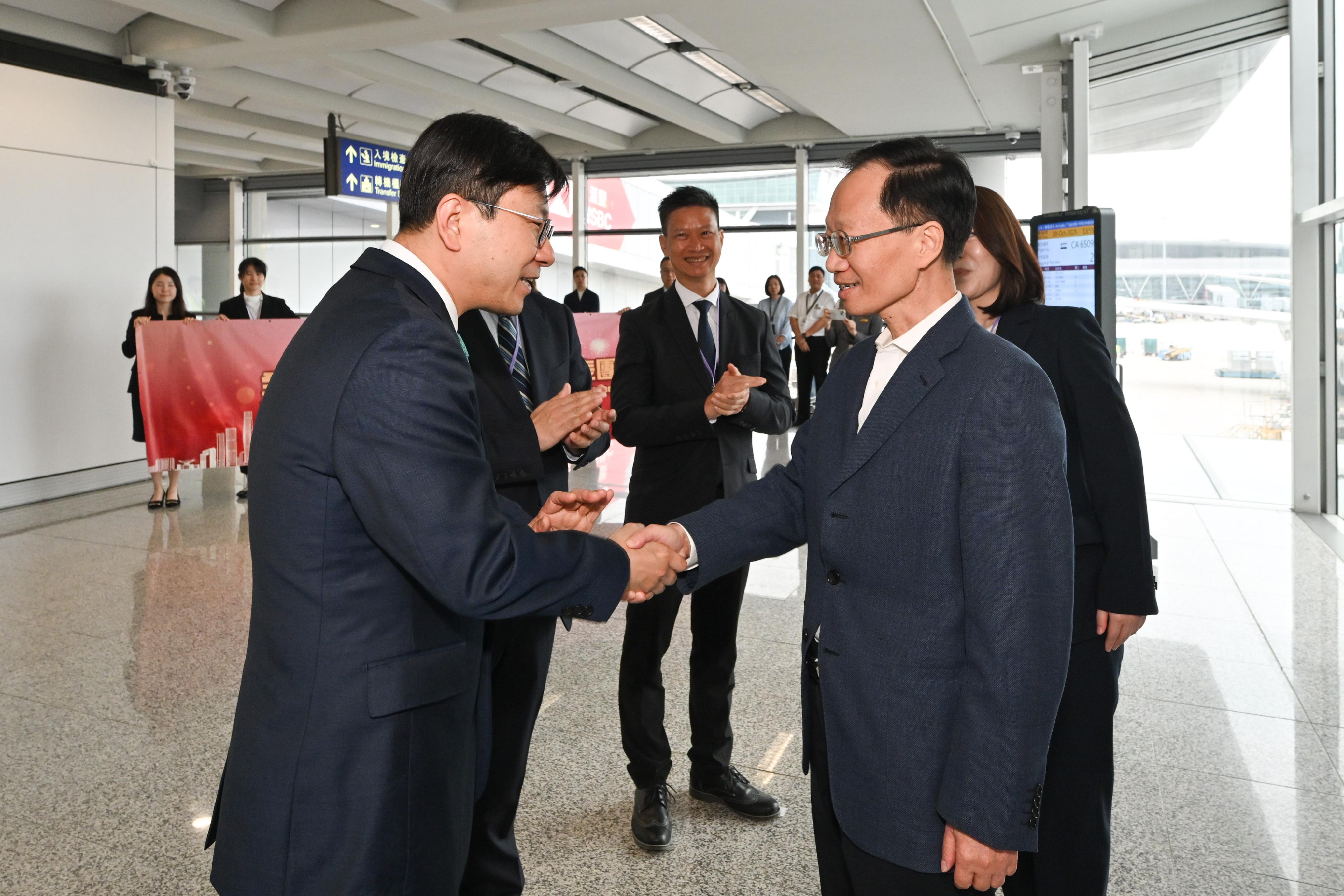 全國勞動模範和大國工匠代表團今日（十月二十日）抵港，展開一連四天的訪問活動。圖示勞工及福利局局長孫玉菡（左）及勞工處處長許澤森（中）在香港國際機場迎接代表團團長、中華全國總工會副主席魏地春（右）。