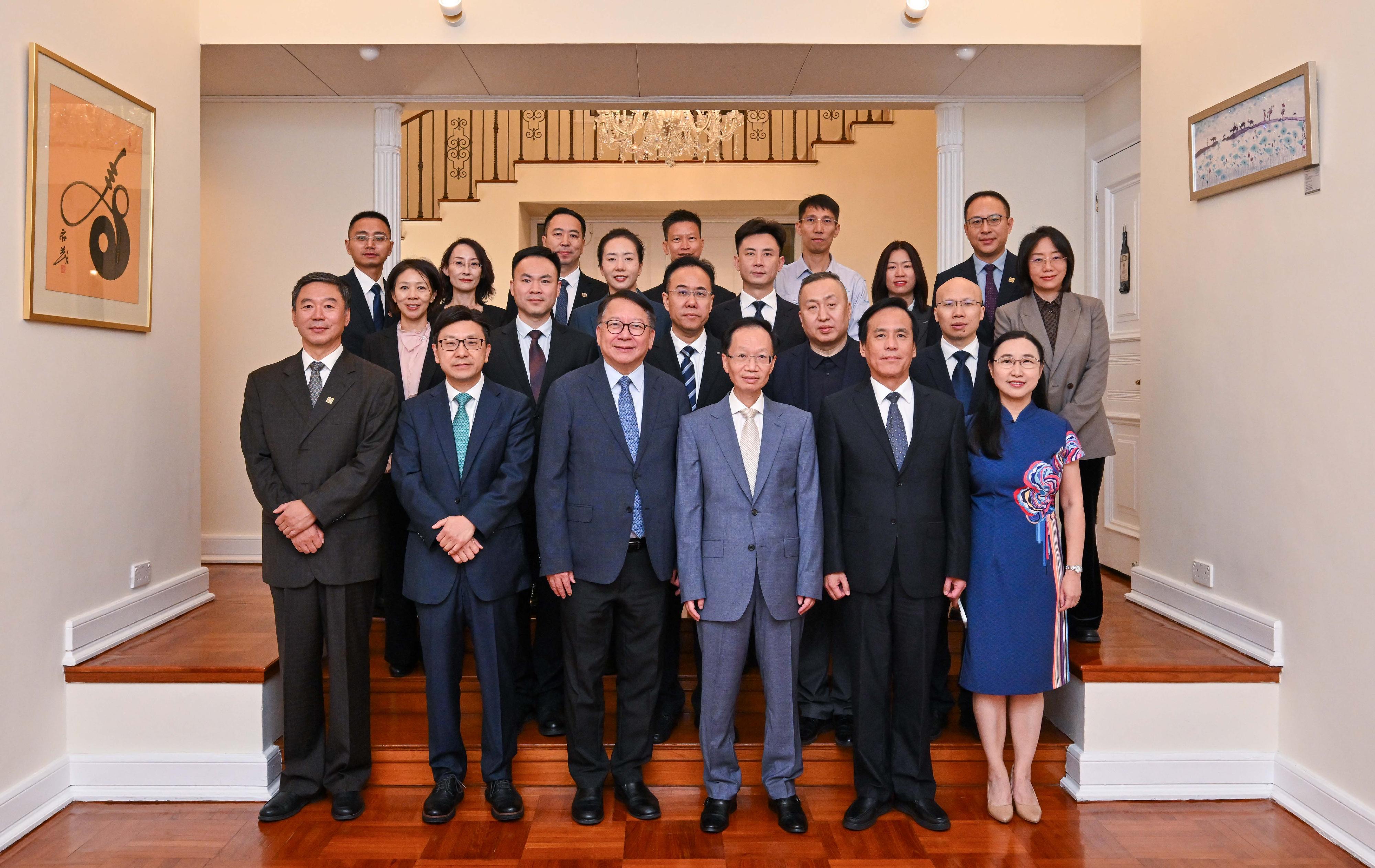 全國勞動模範和大國工匠代表團今日（十月二十日）抵港，展開一連四天的訪問活動。圖示政務司司長陳國基（第一排左三）、勞工及福利局（勞福局）局長孫玉菡（第一排左二）、勞福局常任秘書長劉焱（第一排右一）及勞工處處長許澤森（第四排中）與代表團團長、中華全國總工會副主席魏地春（第一排右三）及其他代表團成員在歡迎晚宴合照。