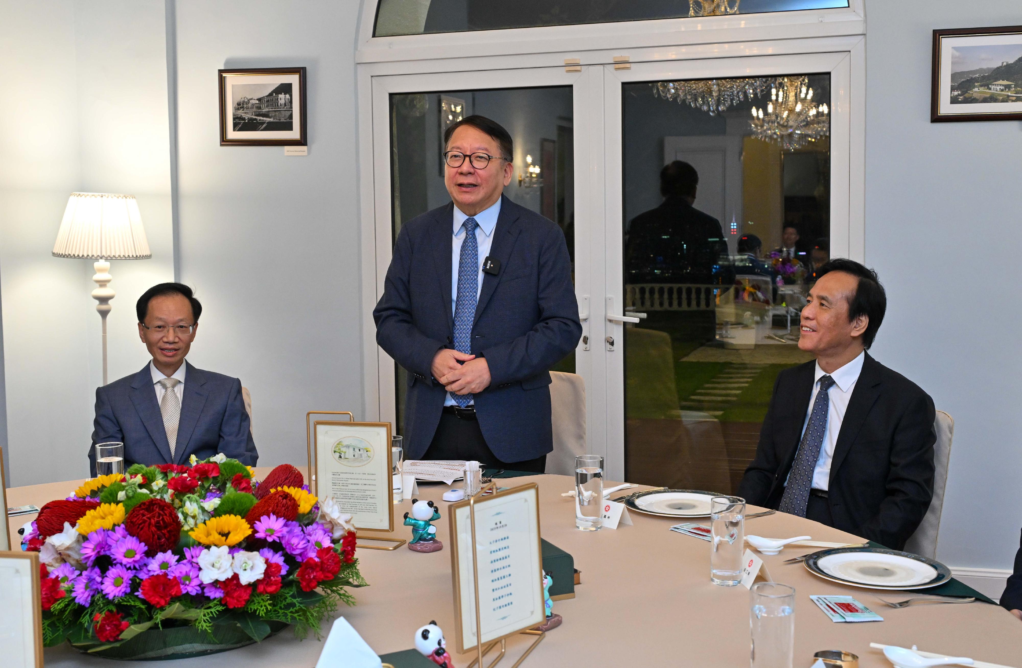 全國勞動模範和大國工匠代表團今日（十月二十日）抵港，展開一連四天的訪問活動。圖示代表團出席由政務司司長陳國基（中）主持的歡迎晚宴，旁為代表團團長、中華全國總工會副主席魏地春（左）及代表團成員高鳳林（右）。