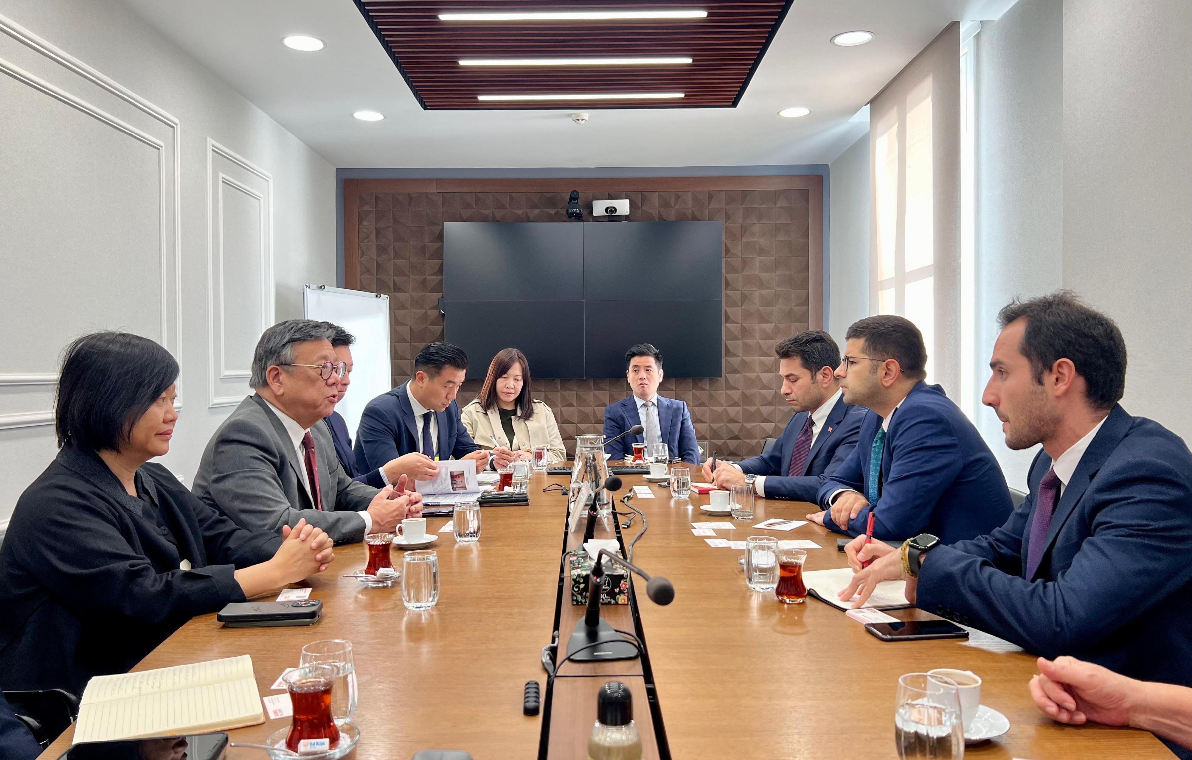 商務及經濟發展局局長丘應樺十月二十日（伊斯坦堡時間）訪問土耳其伊斯坦堡，推廣香港的獨特優勢及作為促進雙向投資及貿易的跳板角色，加強香港與土耳其的夥伴關係。圖示丘應樺（左二）與土耳其共和國總統府投資與金融局局長A Burak Dağlıoğlu（右二）會面，介紹香港最新的經貿發展。旁為香港駐歐洲聯盟特派代表翁佩雯（左一）。