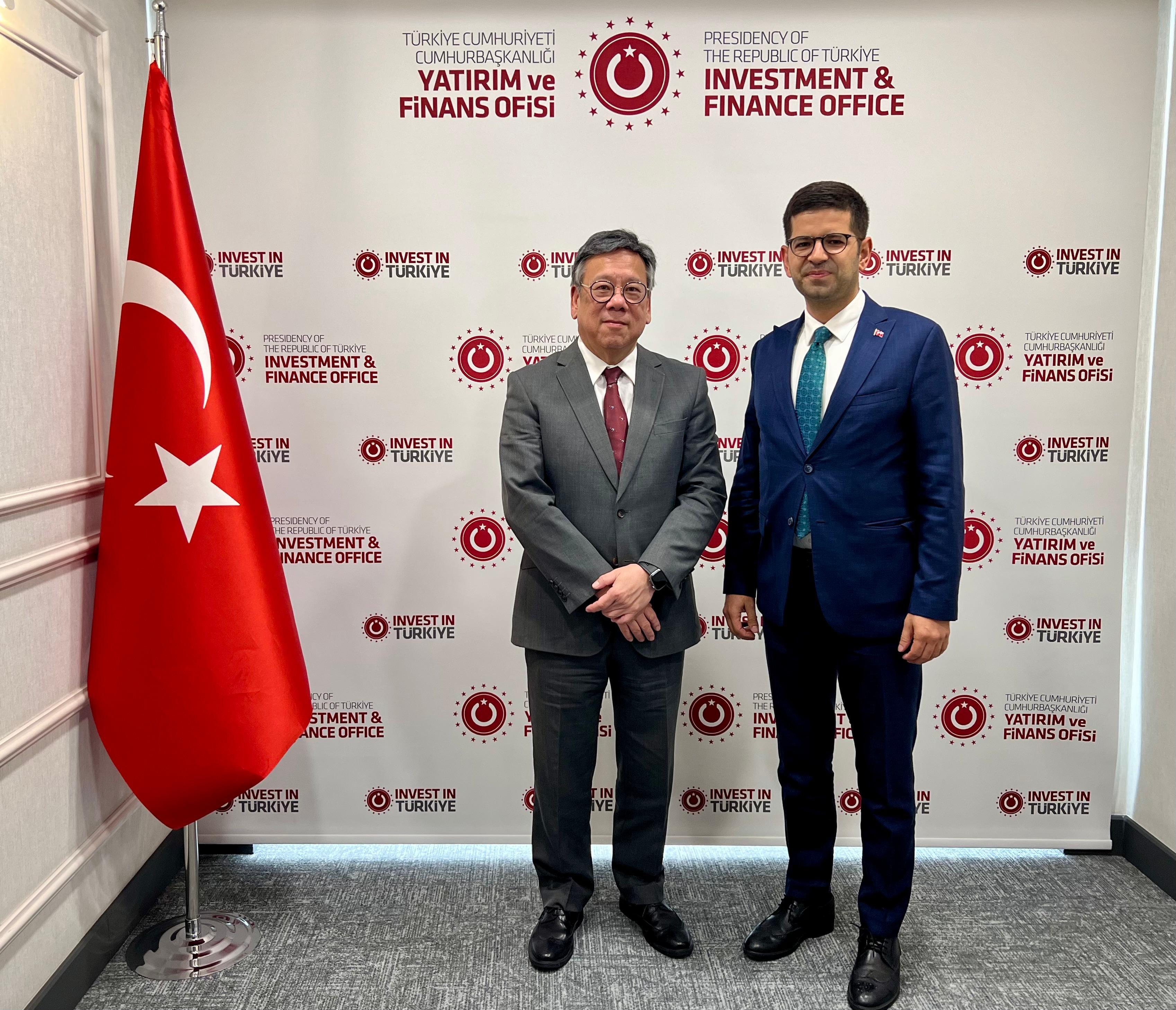 商務及經濟發展局局長丘應樺十月二十日（伊斯坦堡時間）訪問土耳其伊斯坦堡，推廣香港的獨特優勢及作為促進雙向投資及貿易的跳板角色，加強香港與土耳其的夥伴關係。圖示丘應樺（左）與土耳其共和國總統府投資與金融局局長A Burak Dağlıoğlu（右）會面後合照。