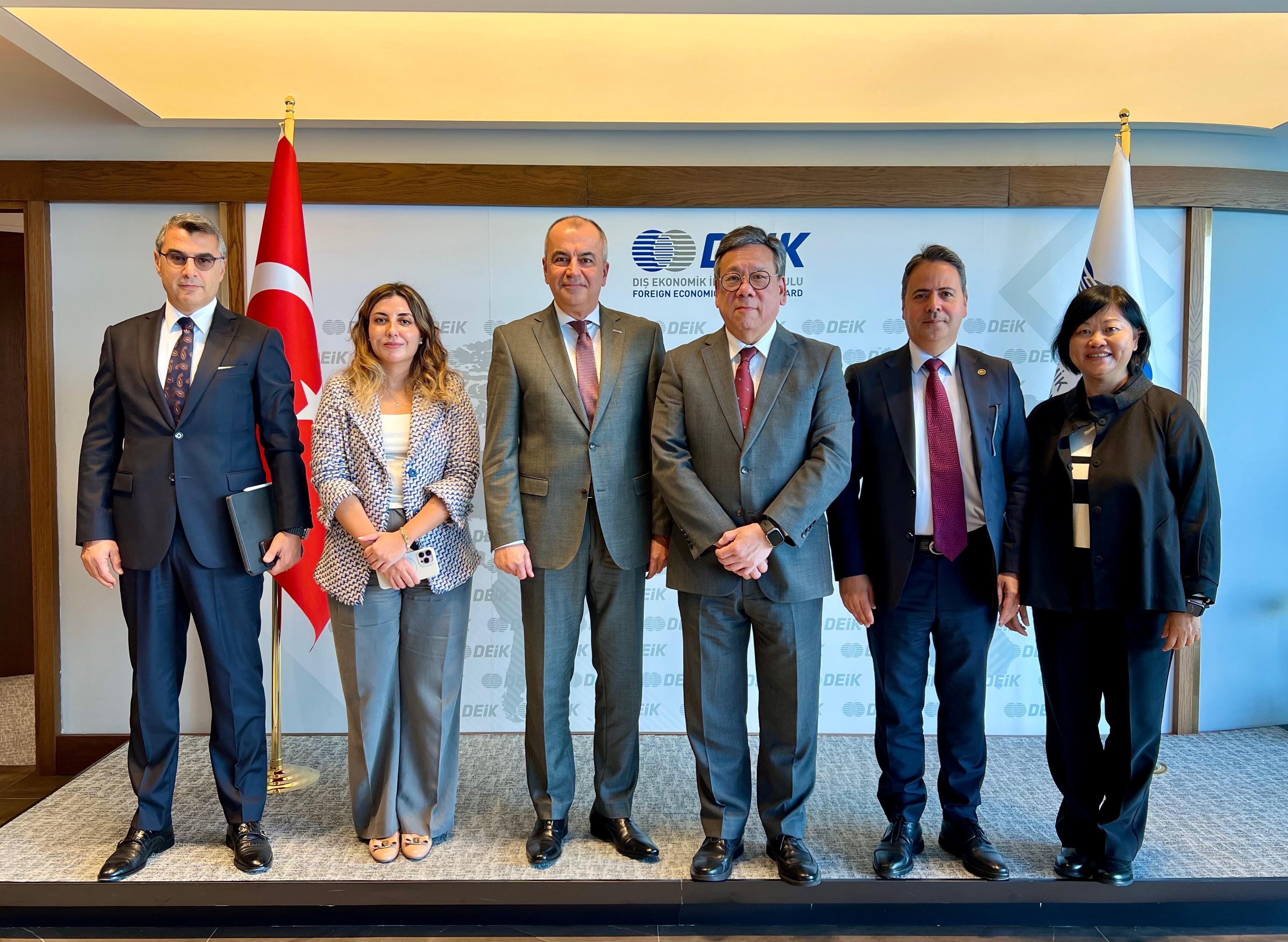 商務及經濟發展局局長丘應樺十月二十日（伊斯坦堡時間）訪問土耳其伊斯坦堡，推廣香港的獨特優勢及作為促進雙向投資及貿易的跳板角色，加強香港與土耳其的夥伴關係。圖示丘應樺（右三）與土耳其對外經濟關係委員會成員舉行商務圓桌會議後合照。香港駐歐洲聯盟特派代表翁佩雯（右一）亦有出席。