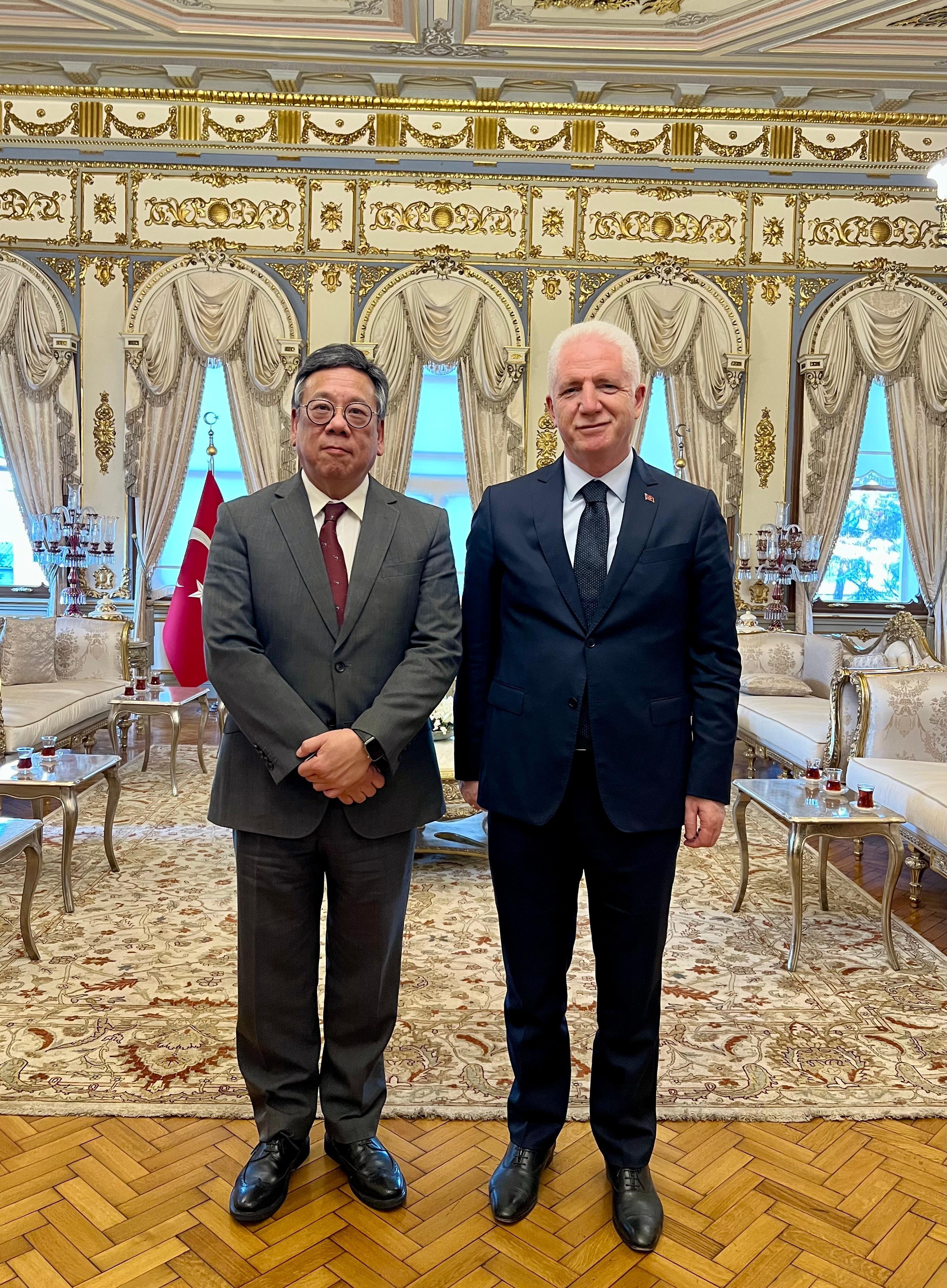 商務及經濟發展局局長丘應樺十月二十日（伊斯坦堡時間）訪問土耳其伊斯坦堡，推廣香港的獨特優勢及作為促進雙向投資及貿易的跳板角色，加強香港與土耳其的夥伴關係。圖示丘應樺（左）禮節性拜會伊斯坦堡省長 Davut Gül（右），介紹香港在不同領域的最新發展，並就加強香港與土耳其的商貿合作交換意見，以建立更緊密的雙邊關係。