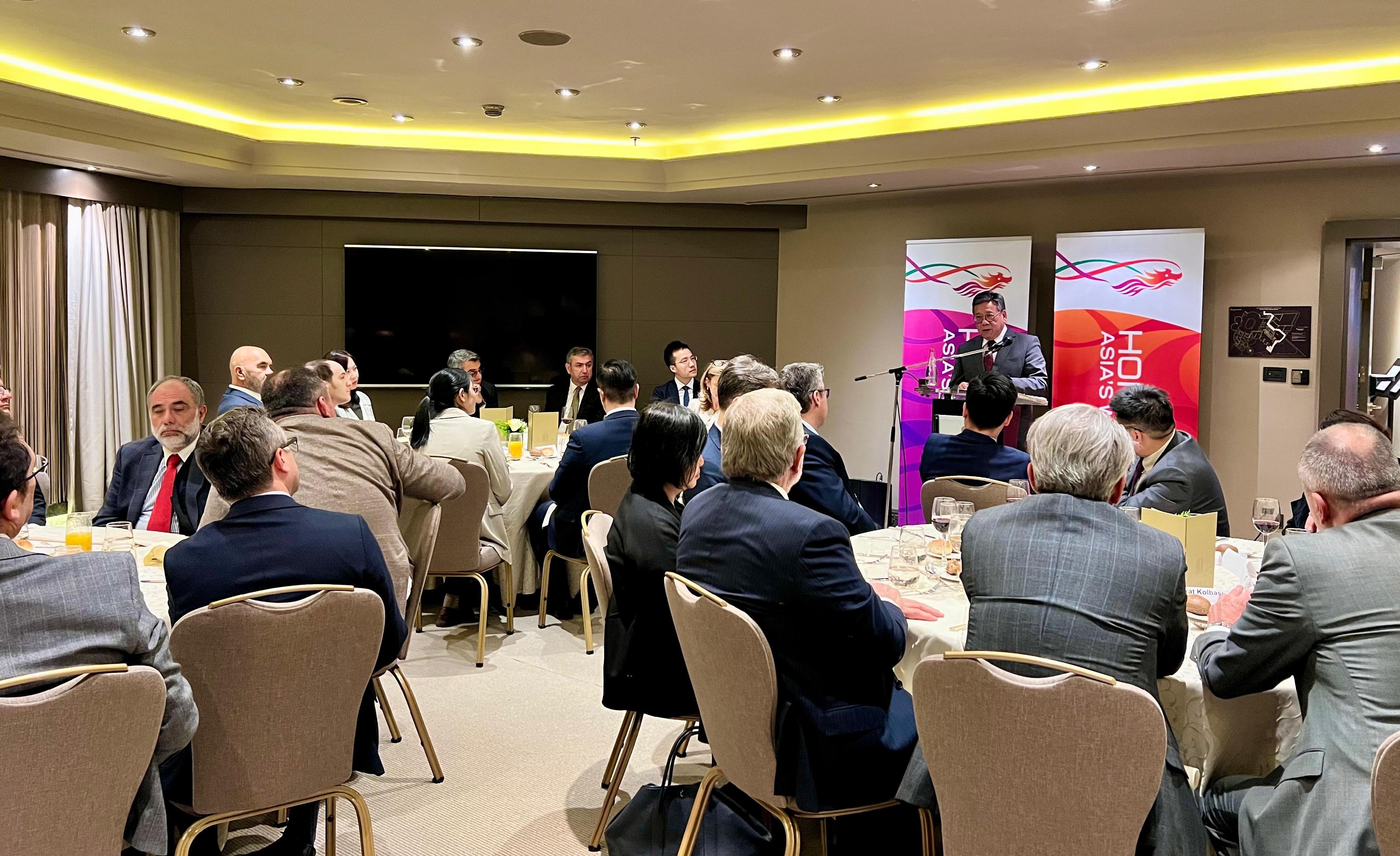 商務及經濟發展局局長丘應樺十月二十日（伊斯坦堡時間）訪問土耳其伊斯坦堡，推廣香港的獨特優勢及作為促進雙向投資及貿易的跳板角色，加強香港與土耳其的夥伴關係。圖示丘應樺在投資推廣署及香港貿易發展局合辦的商務晚宴上致辭，推廣香港優越的營商環境和內聯外通的獨特優勢。