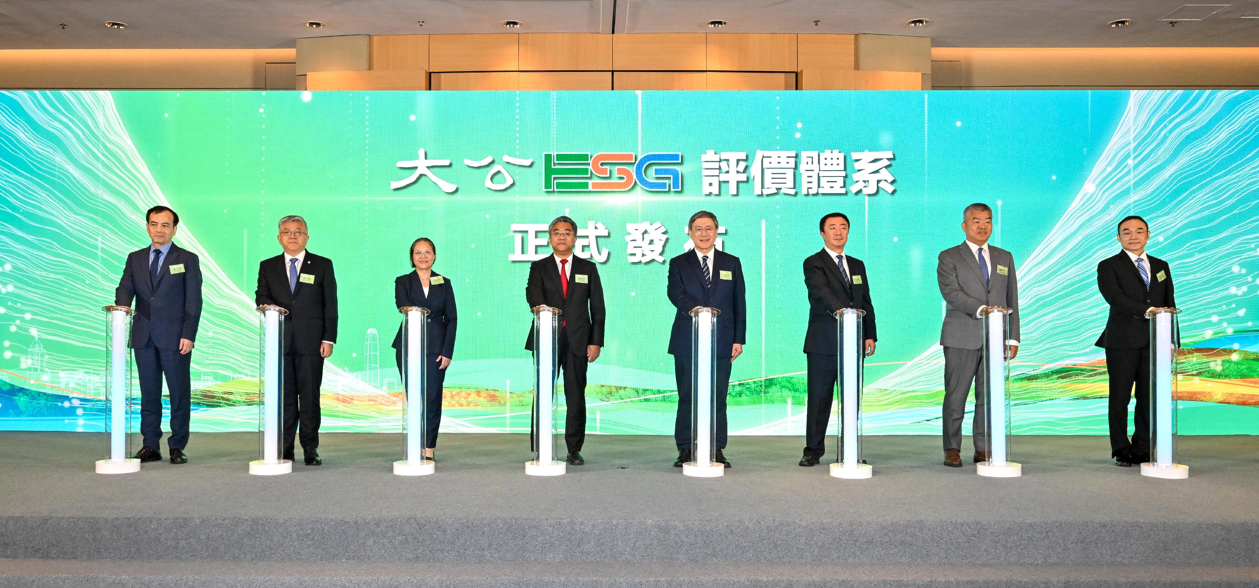政務司副司長卓永興今日（十月二十一日）出席2025香港國際ESG論壇暨年度榜單評選頒獎典禮。圖示（左三起）環境及生態局副局長黃淑嫻、香港大公文匯傳媒集團副董事長、總經理鄭勇男、卓永興、國務院國有資產監督管理委員會研究中心主任衣學東與一眾嘉賓主持啟動儀式。