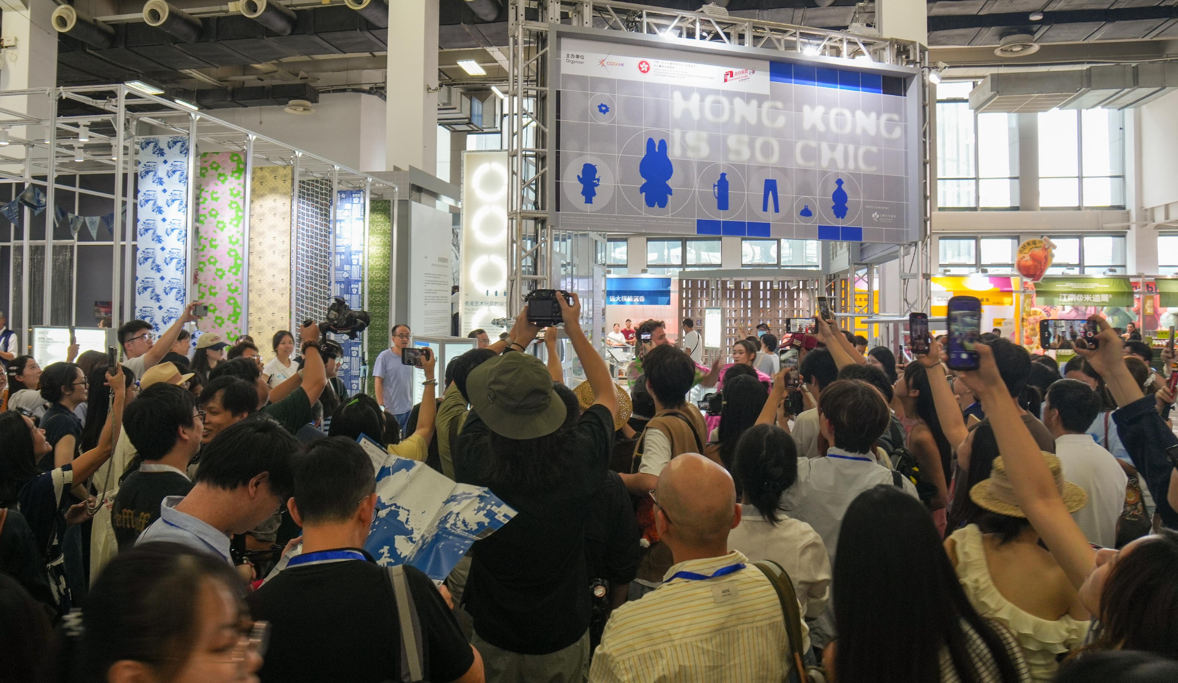 文化體育及旅遊局文創產業發展處於十月十七日至昨日（十月二十日）率領業界參與第十九屆杭州文化創意產業博覽會，並以「香港原來咁有型」為主題設立香港館。